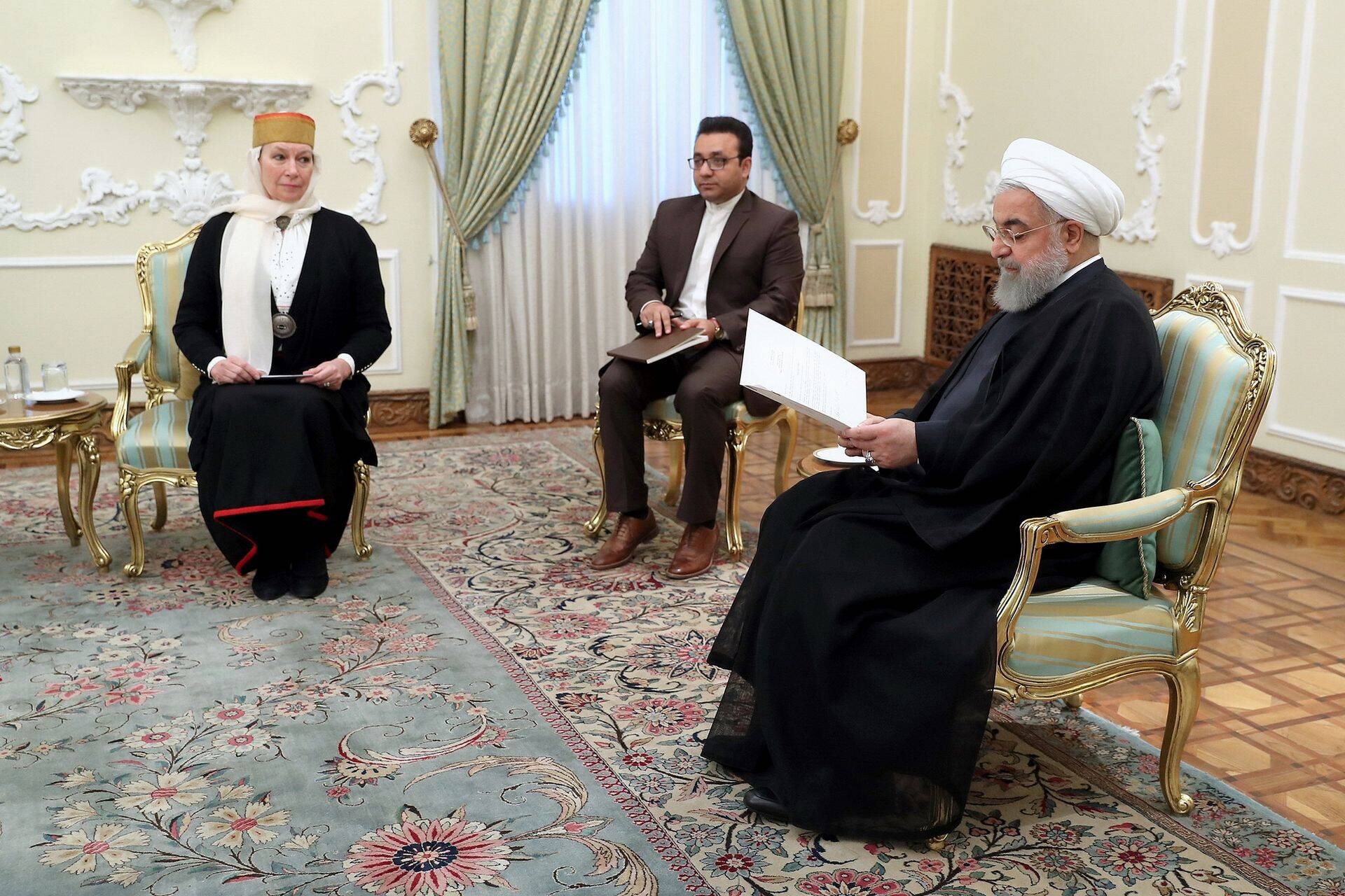 Eesti suursaadik Marin Mõttus Teheranis Iraani presidendile Hassan Rouhanile volikirja üle andmas.