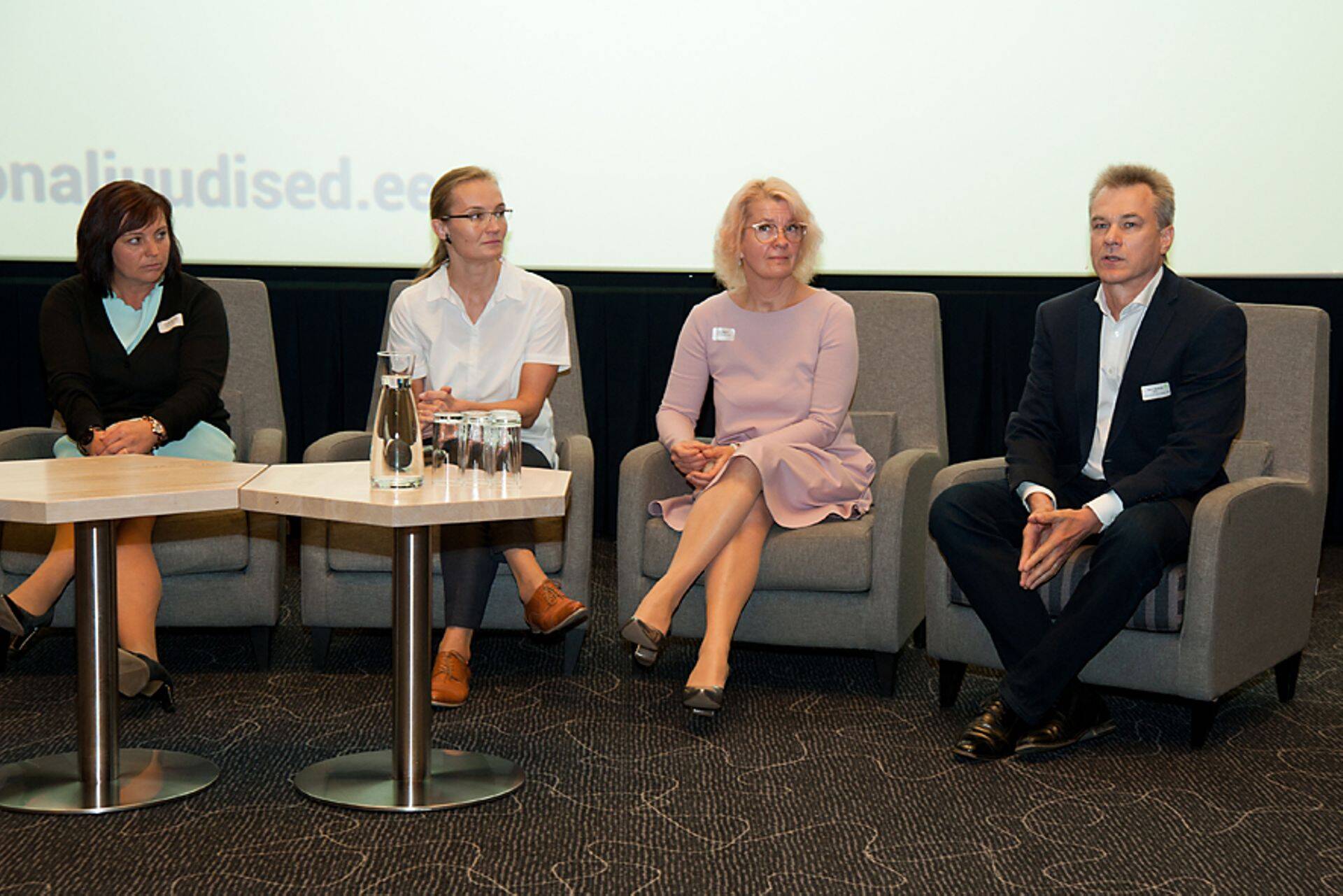 Irene Metsis, Maria Kütt, Ülle Matt ja Mait Raava "Palga Päeva" vestlusringis.