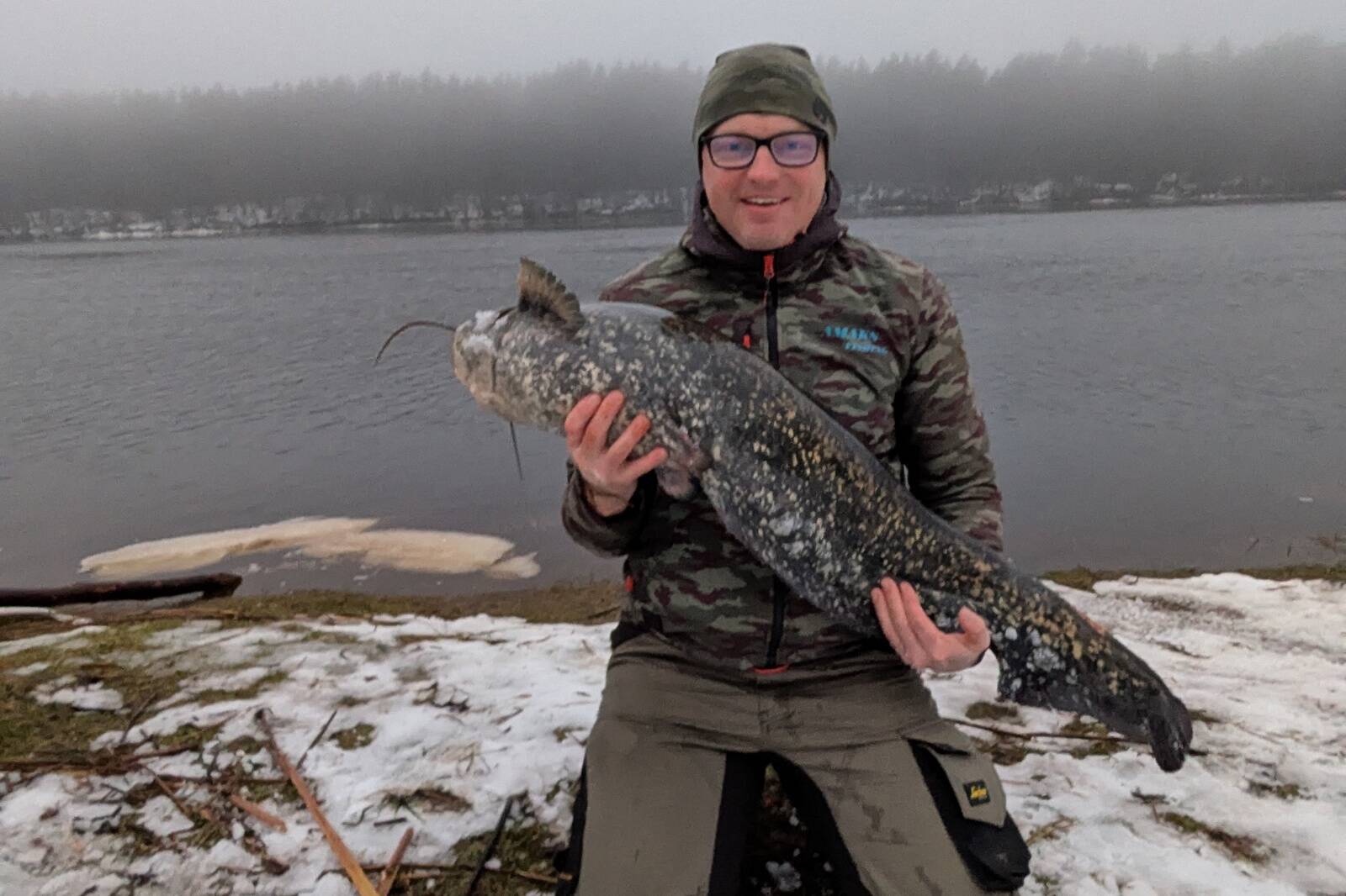 Aleks Maksimenko ja tema tabatud 12,2 kilogrammi kaalunud Pärnu jõe säga.