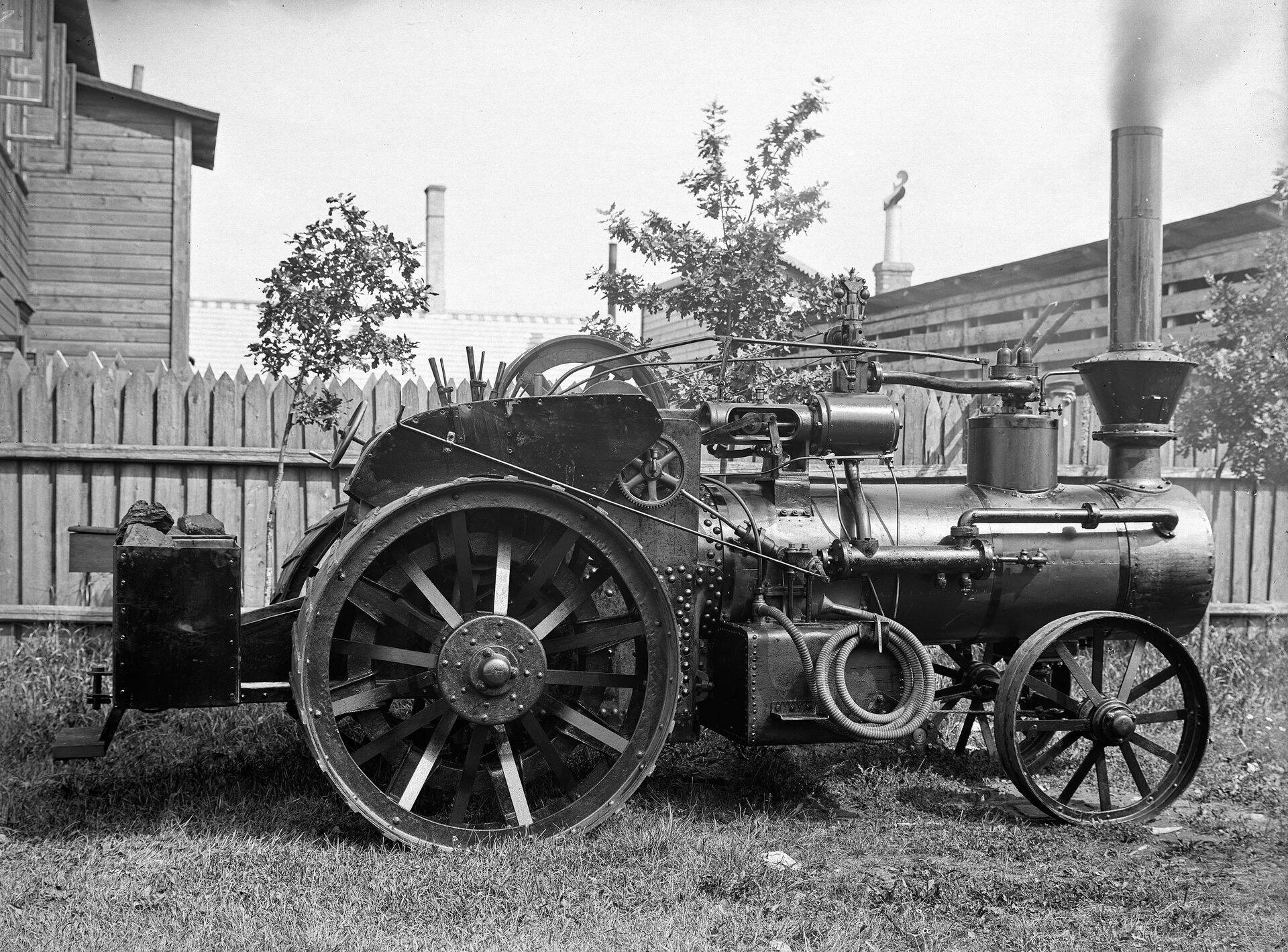 Prillikivina särav lokomobiil Viljandis Uno Pohrti tehase hoovil, arvatavasti tehase oma toode. Uno Pohrt valmistas lokomobiile 1907-1918.
