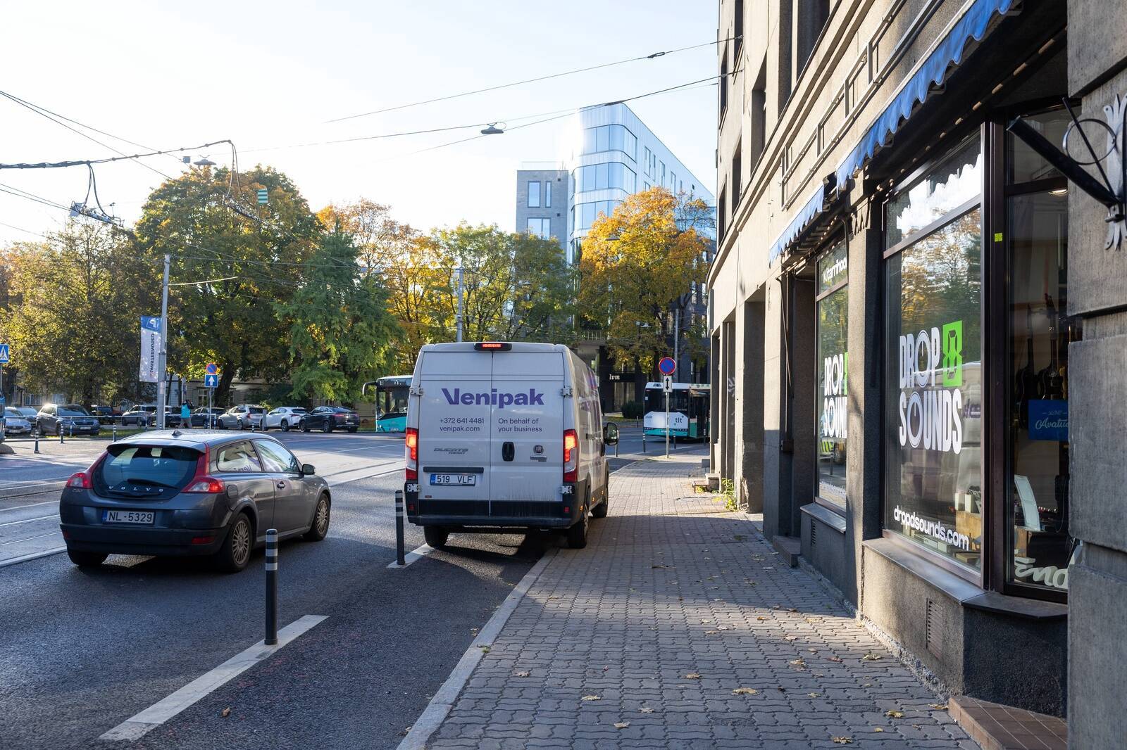 На Пярнуском шоссе припарковаться возле магазина проблематично уже сейчас.