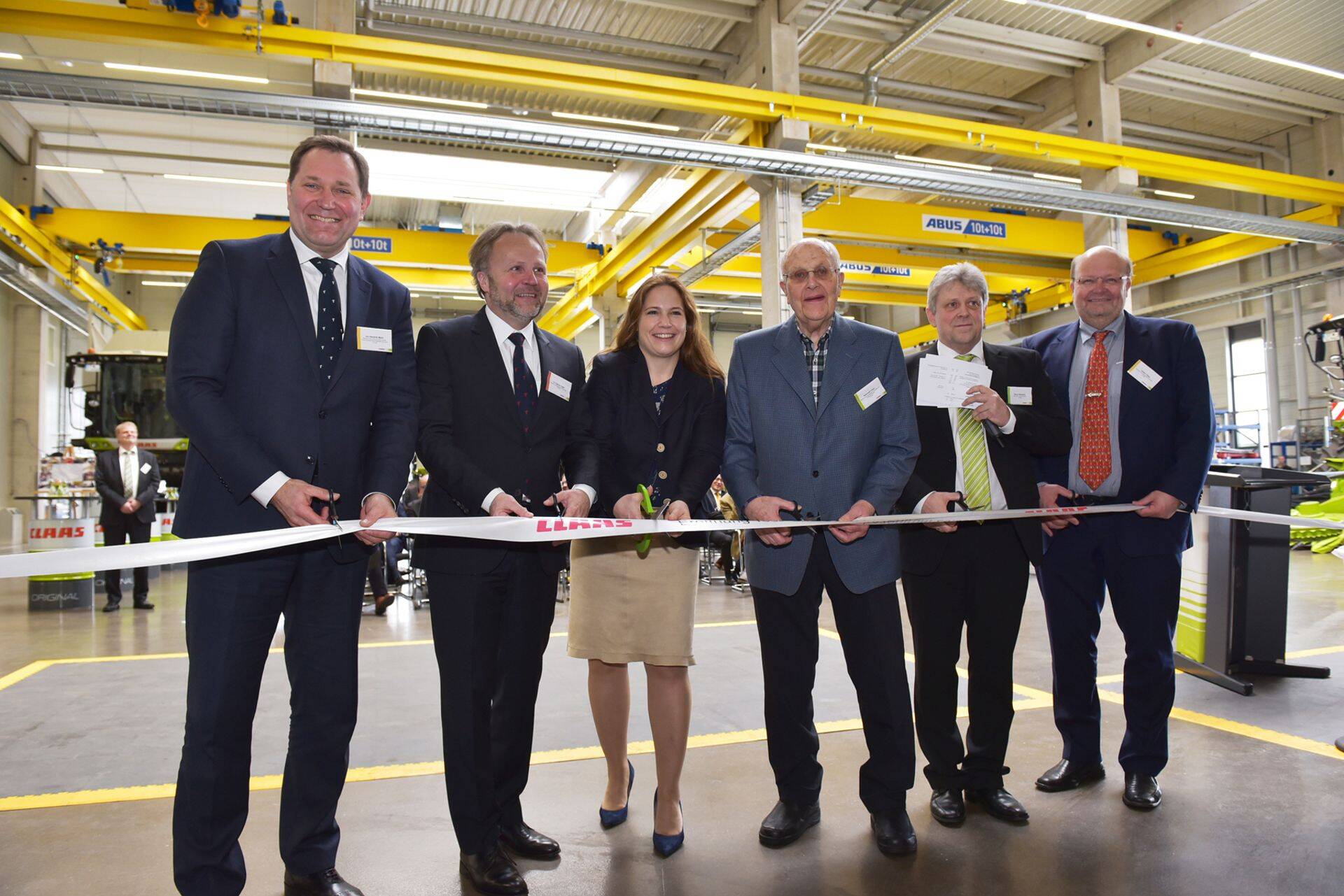 Avamislindi lõikasid läbi (vasakult) Jan-Hendrik Mohr, Patrick Claas, Cathrina Claas-Mühlhäuser, Reinhold Claas, Oliver Westphal ja Volker Claas.