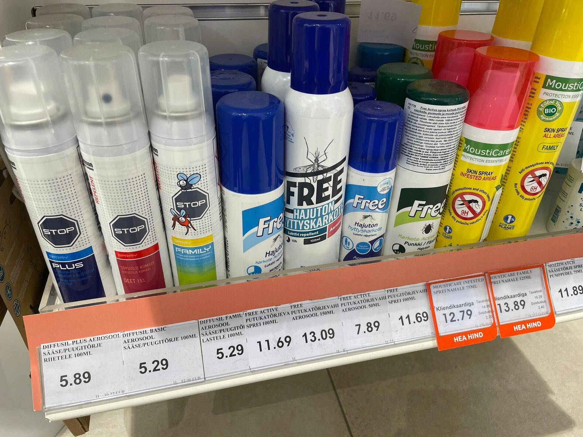 Apteegis müügis olev sääsetõrje kraam.