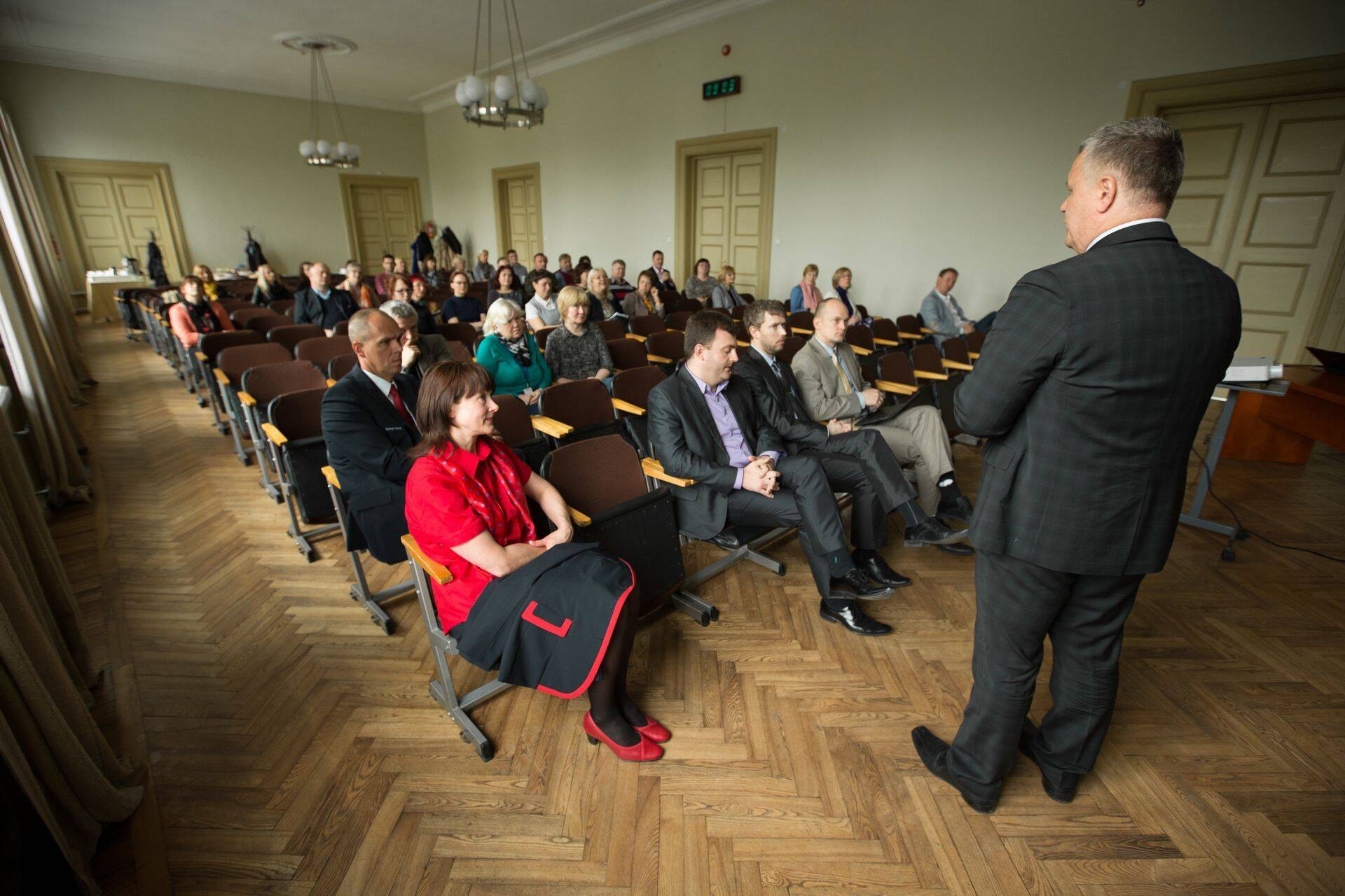 Maksu- ja tolliameti peadirektor Marek Helm tervitab Viljandi maavalitsuse saali maksuameti seminarile saabunud ettevõtjaid ja omavalitsuste töötajaid.