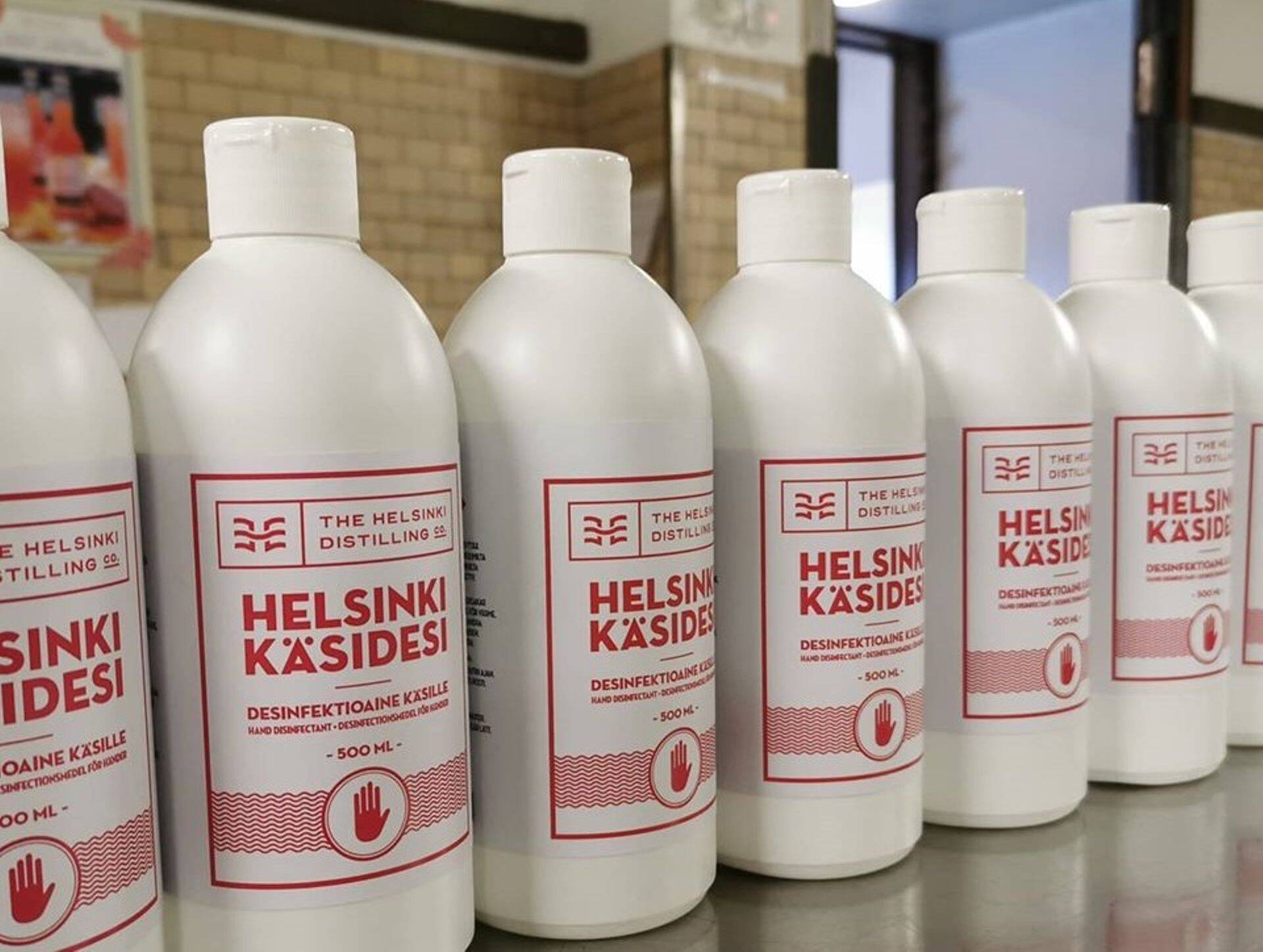Lisaks käsitöönapsile toodab The Helsinki Distilling Company nüüd vähemalt 1000 pudelit käte desinfitseerimise vahendit päevas.