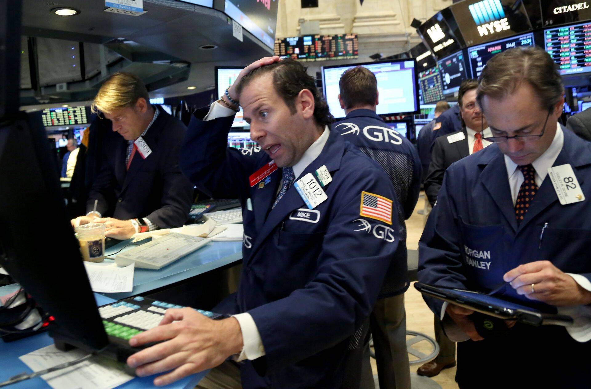 epa05399207 Traders work on the floor of the New York Stock Exchange (NYSE) at the start of the trading day in New York, New York, USA, 30 June 2016. EPA/ANDREW GOMBERT