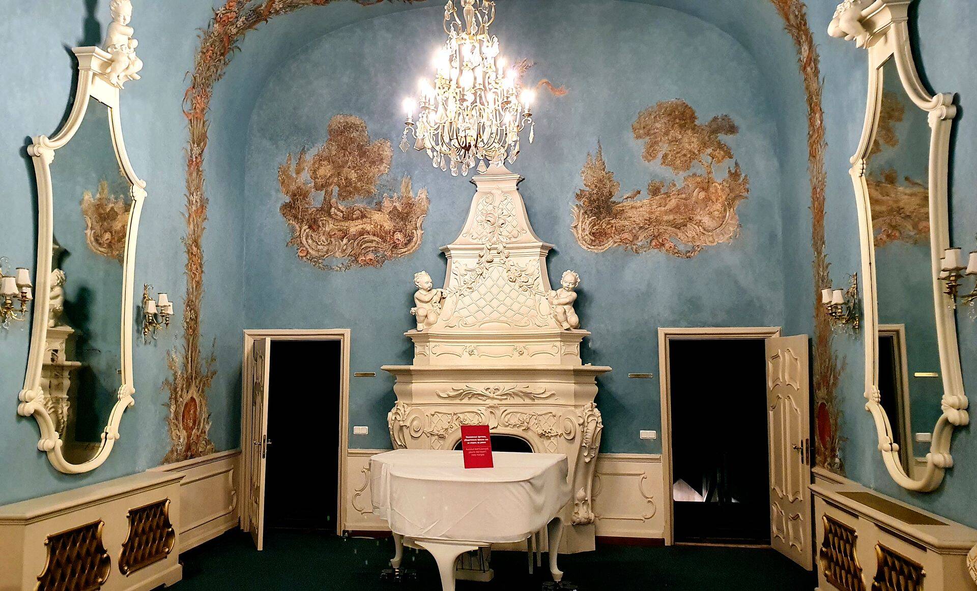 Фойе Русского драматического театра, бывшего кинотеатра Gloria Palace предпринимателя Леона Фальштейна.