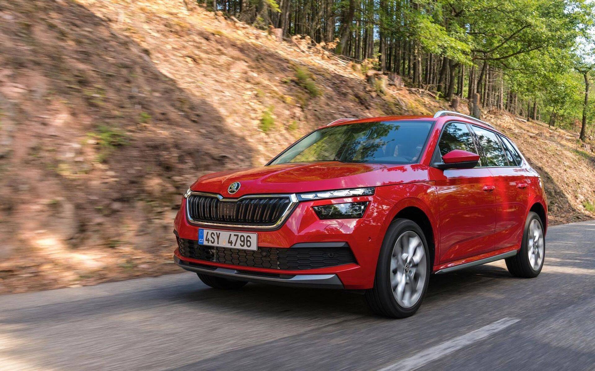 Все продаваемые в Эстонии модели Škoda предлагаются как с бензиновым моторами, так и в версии CNG, то есть с двигателями, работающими на сжатом газе. Не станет исключением из этого правила и последняя чешская новинка – городской внедорожник Kamiq. Первые экземпляры, прибывшие в Эстонию в октябре, были оснащены только 1,5-литровыми бензиновыми моторами, но уже в декабре начнут поступать модели CNG, работающие на сжатом газе. Газовые Kamiq примерно на 3000 евро дороже своих бензиновых аналогов, зато расходы на топливо у них будут чуть больше 3 евро на 100 км пути.