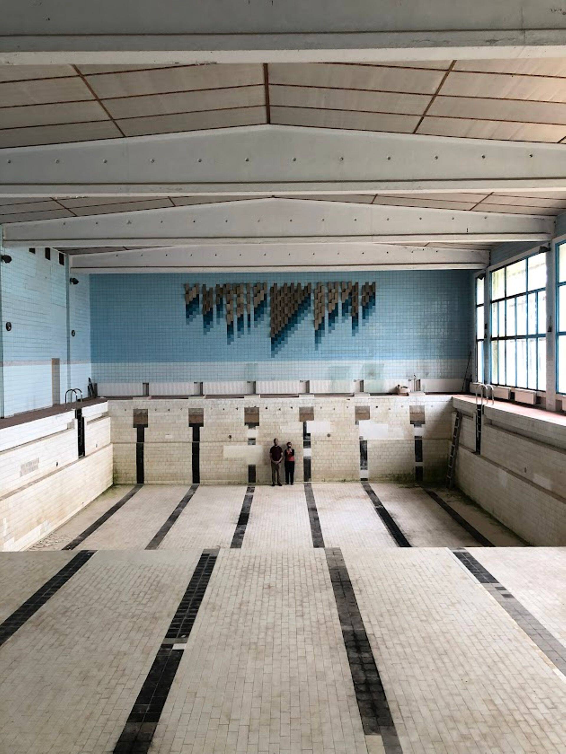 Одно из представлений Hungenburg 2024 пройдет в пустом бассейне, в котором сохранилась старая мозаика.