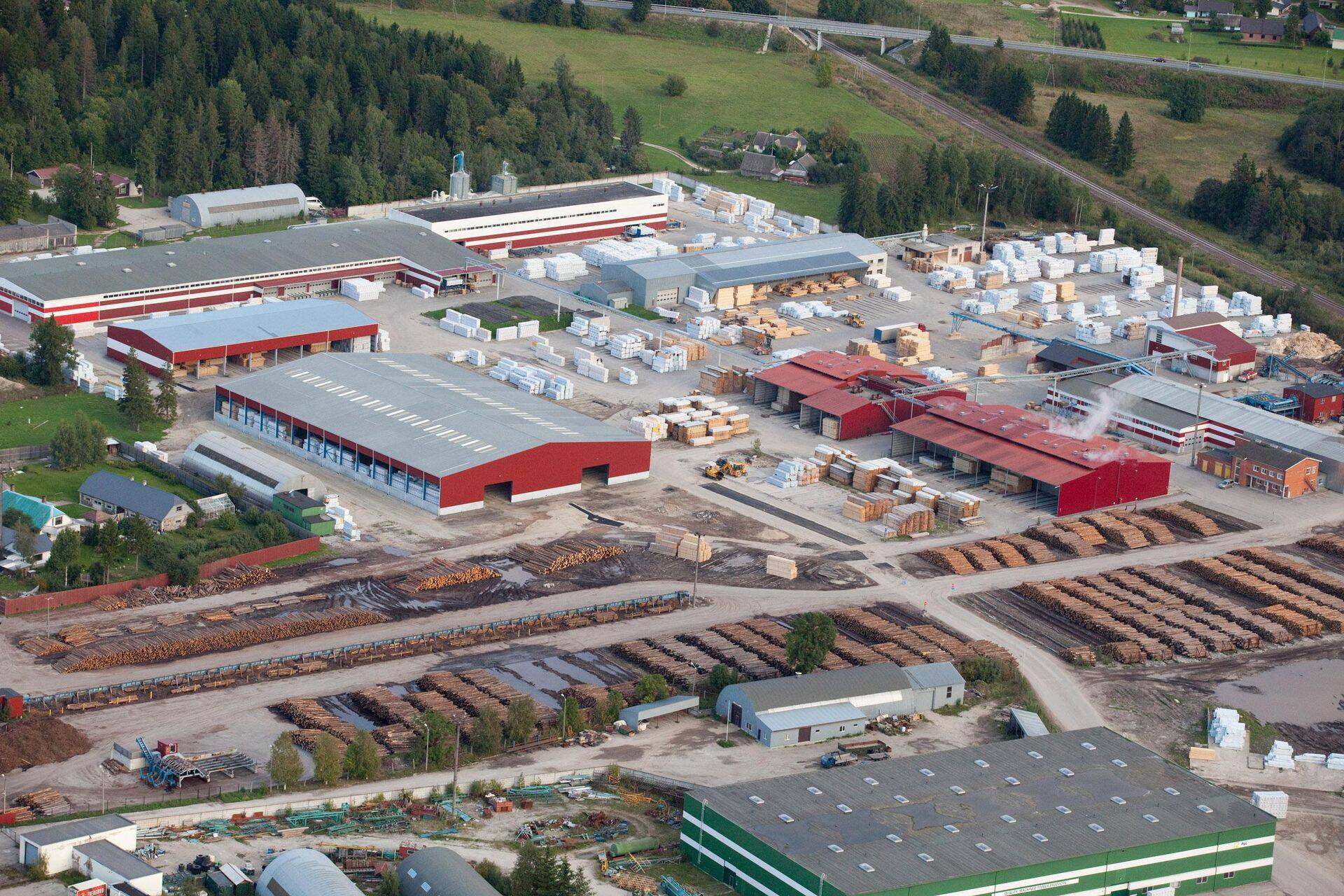 Stora Enso Eesti 2023. aastal suletud Näpi saeveski. Tööta jäi ligi 100 inimest, kuid ettevõtte võttis üle ja alustas uut tegevust Puidukoda.