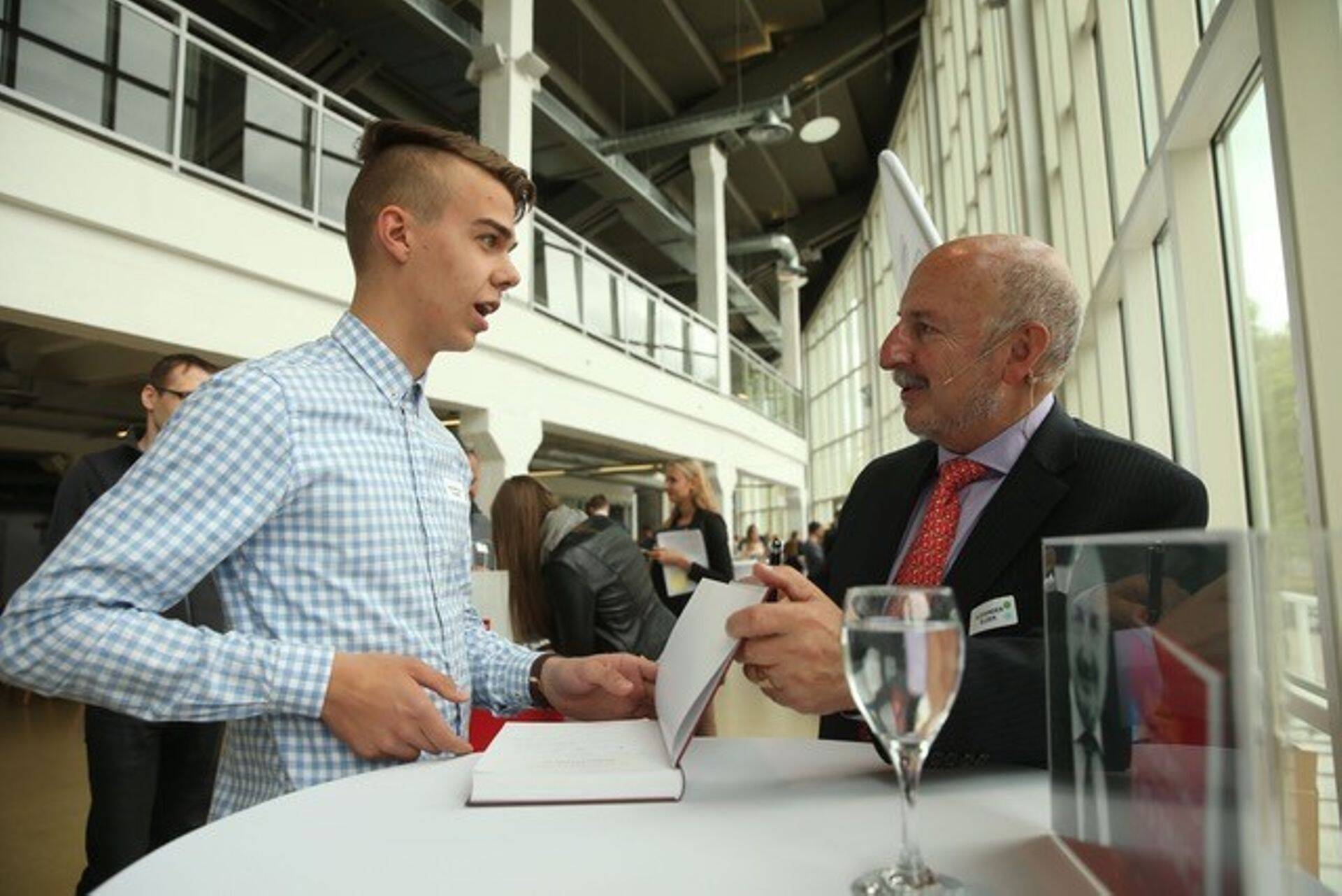 Dr Alexander Elder ennustas Tesla aktsia hinnarallit 2019. aasta septembris Tallinnas seminaril esinedes.