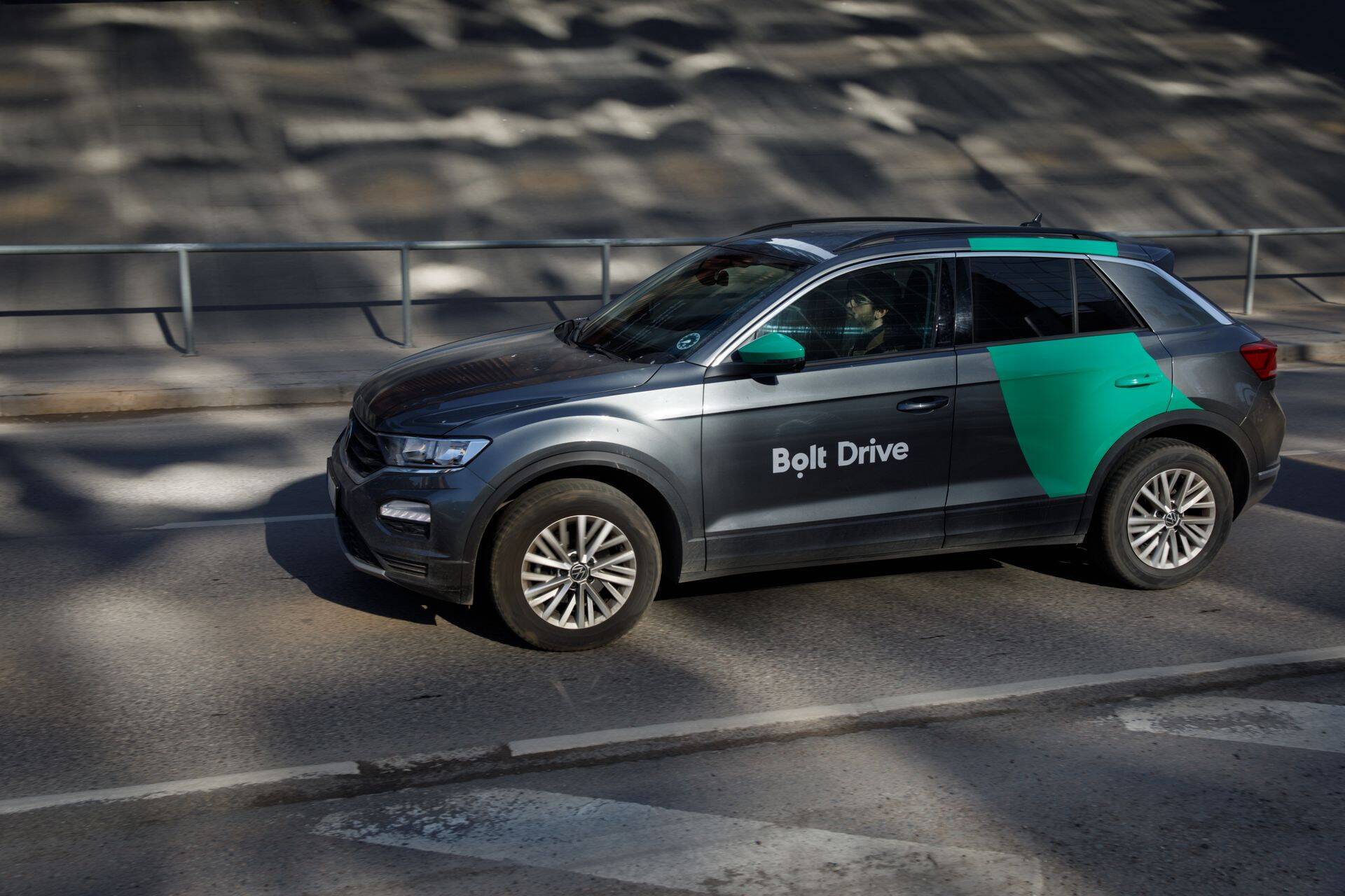 У Bolt Drive в Эстонии около тысячи автомобилей, и компания обновляет автопарк в среднем каждые два года, сообщил менеджер по развитию Bolt Хенри Аррас.