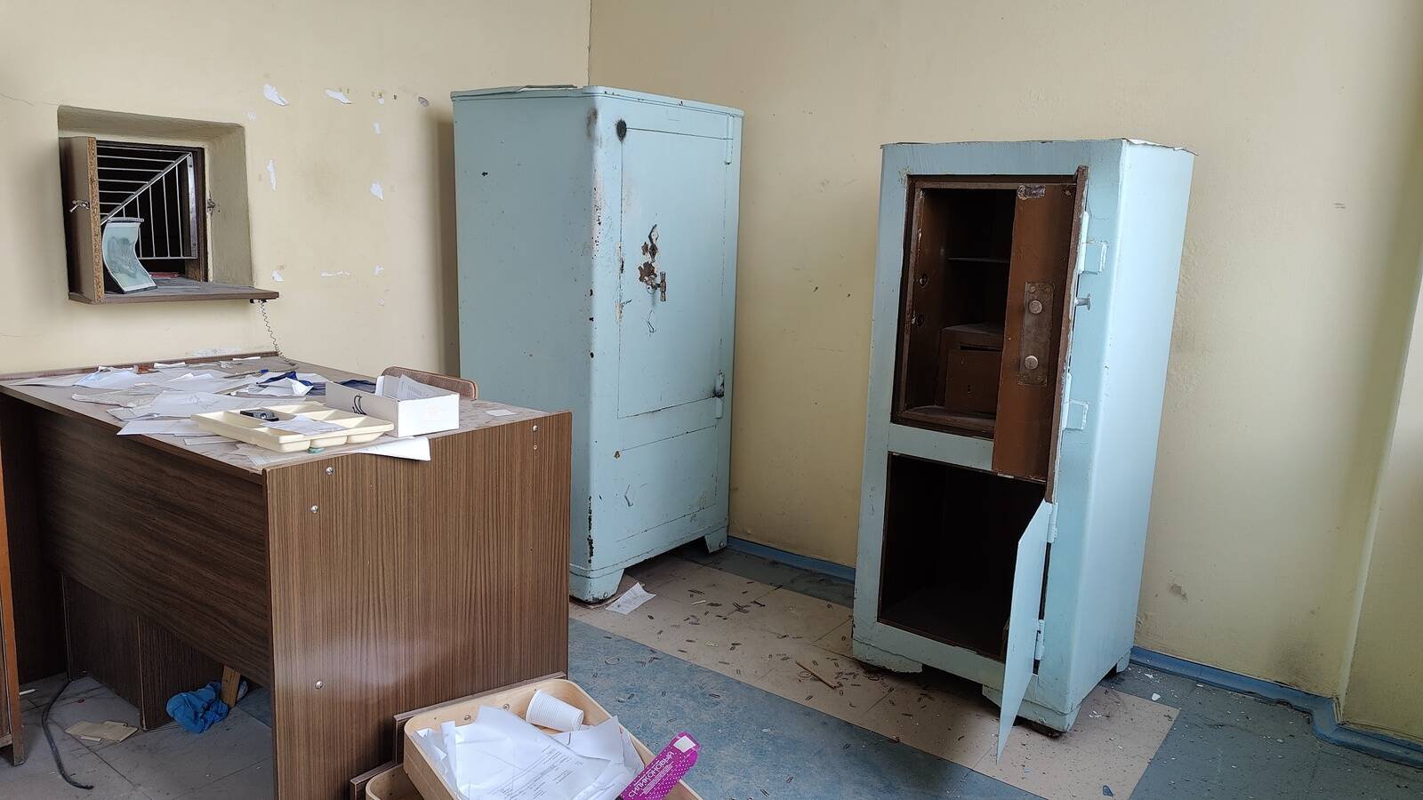 Здесь хранились рубли, а потом кроны для зарплаты работникам завода.