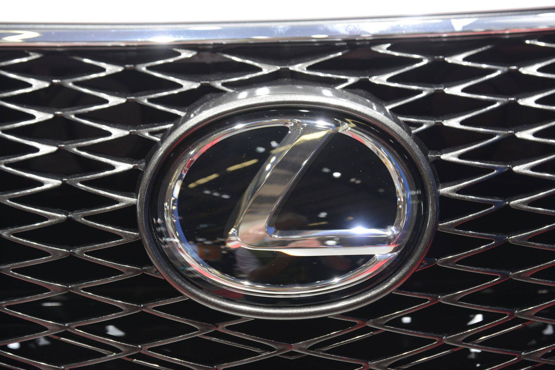 Bussifirma töötaja andis süüdistuse järgi kaitseväe peastaabi ametnikule kasutada Lexuse ja BMW.