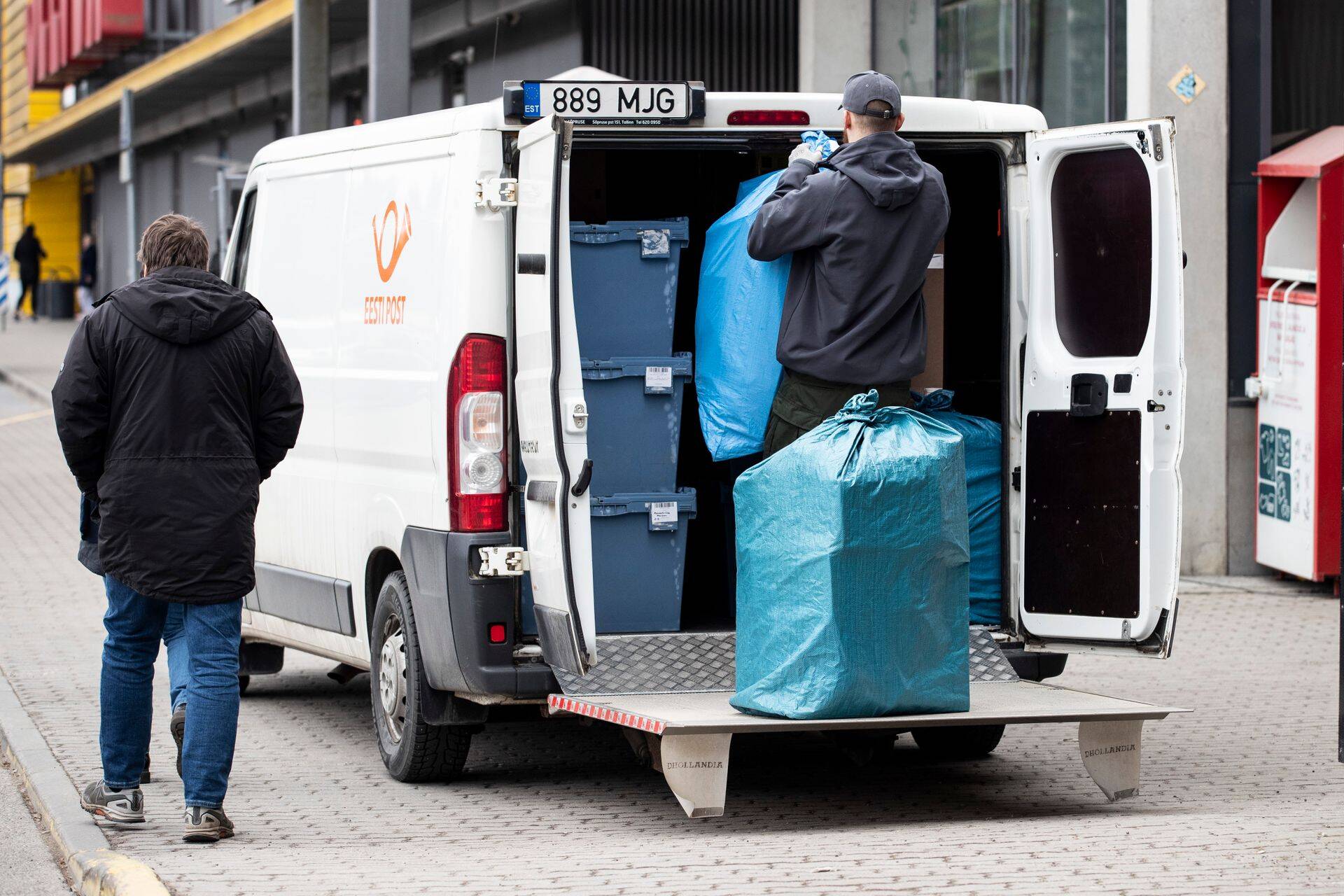 Omniva toimetab postipakid Ukraina-Poola piirile ja sealt tuleb Ukraina Post saadetistele järgi ning toimetab Ukrainas avatud postiasutustesse.