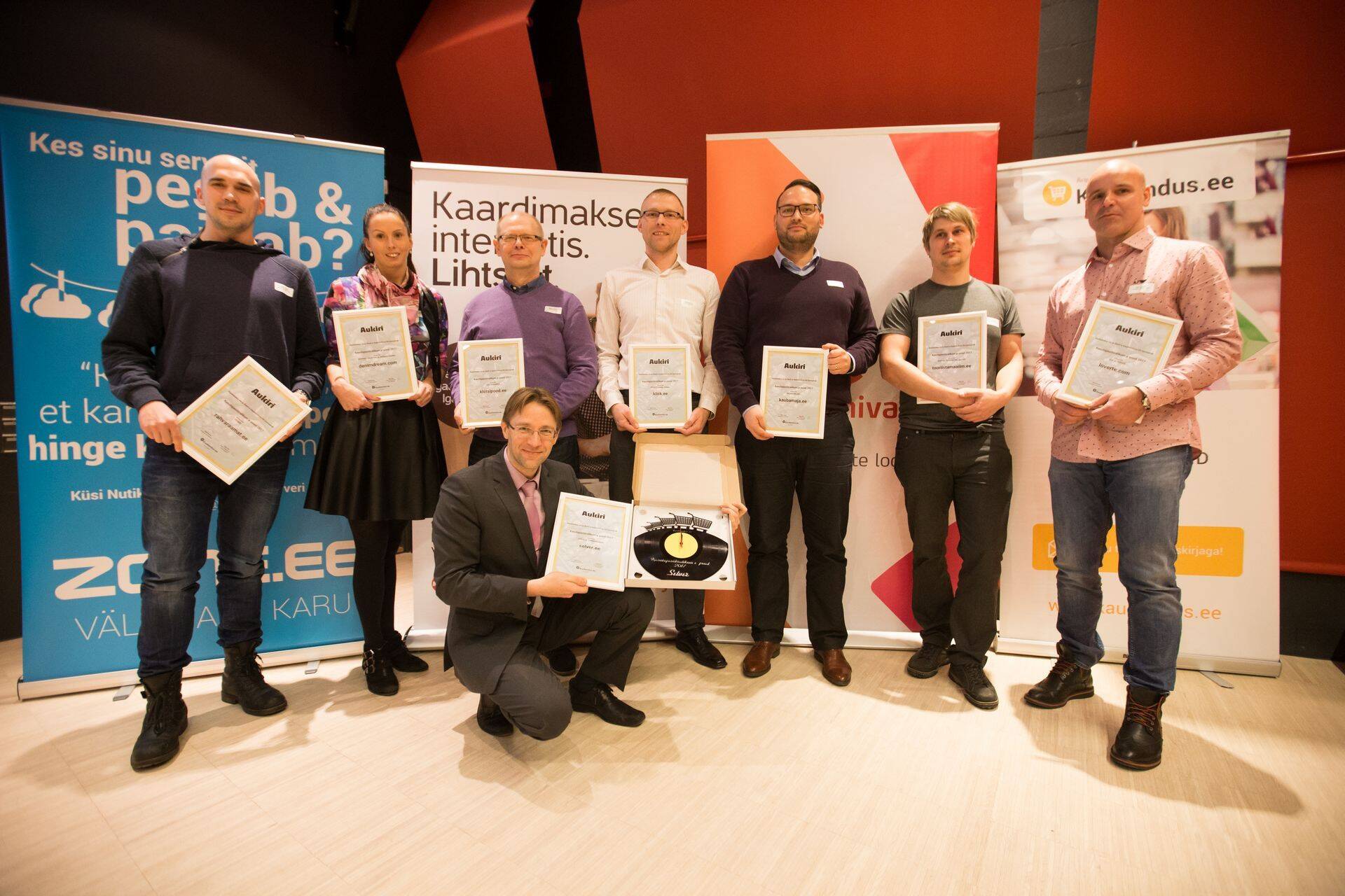 Kasutajasõbraliku e-poe aukirja võitnud e-kauplused. (vasakult: rahvaraamat.ee; denimdream.com, klotsipood.ee, klick.ee, kaubamaja.ee, tooriistamaailm.ee, loverte.com ning ees keskel selver.ee)