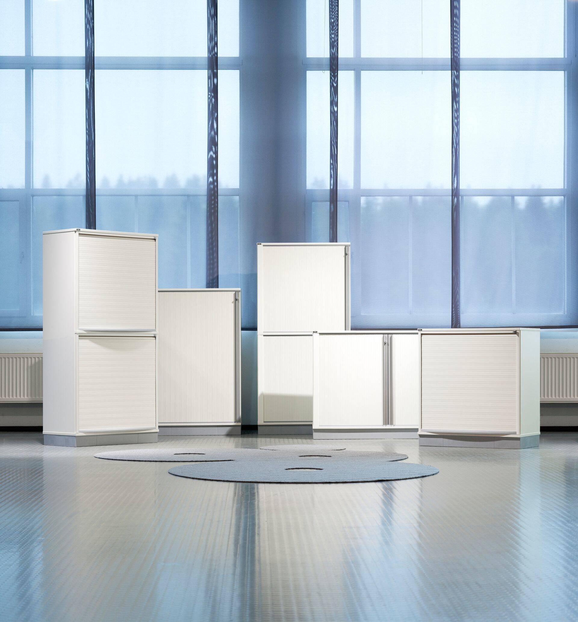 Шкаф Tendo с руло можно использовать в открытом виде во время работы, а затем закрыть от посторонних взглядов.