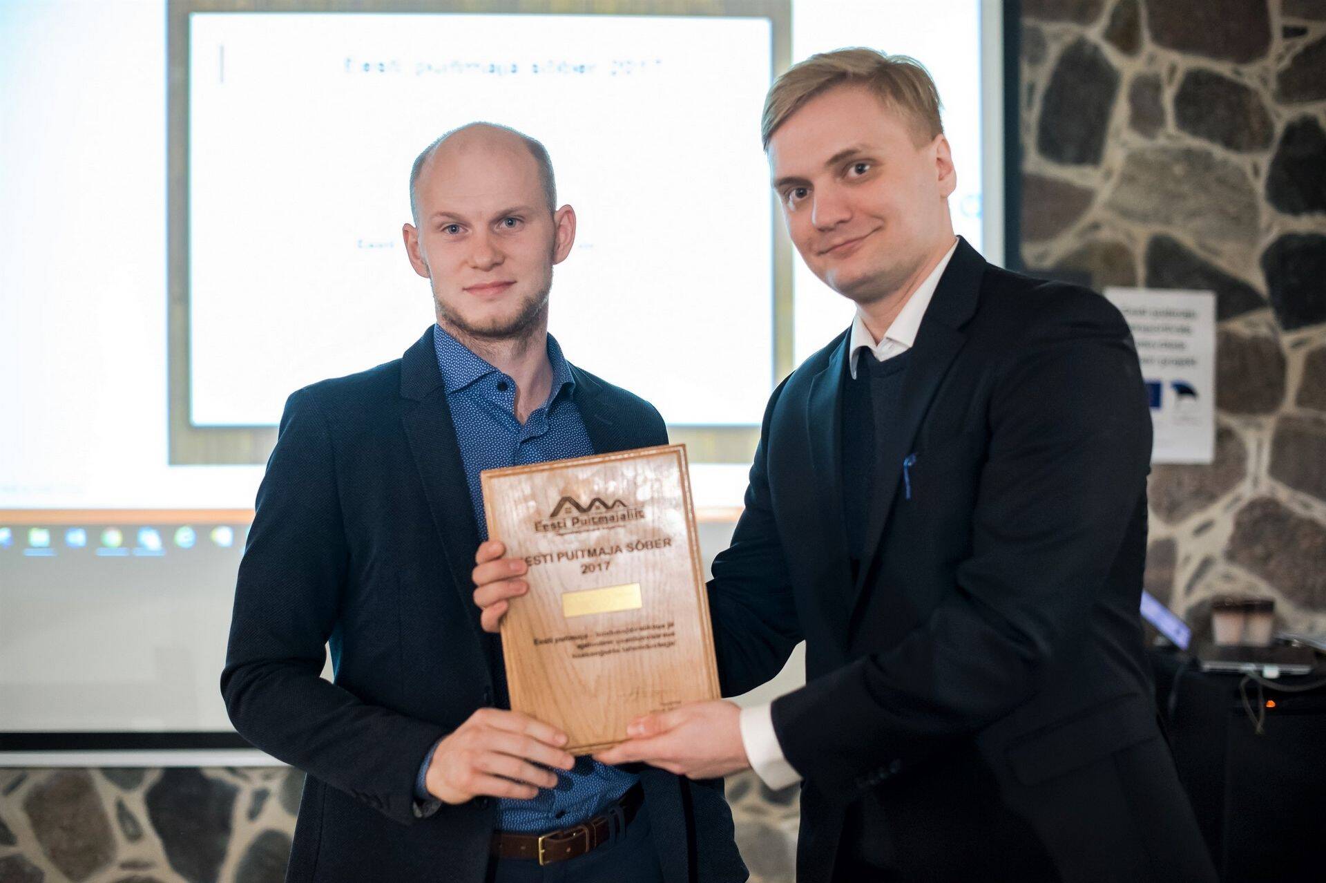 Puitmajaliidu esimees Kaarel Väer andis EAS-i ettevõtluse keskuse direktorile Tanel Rebasele üle Puitmaja sõbra tiitli.