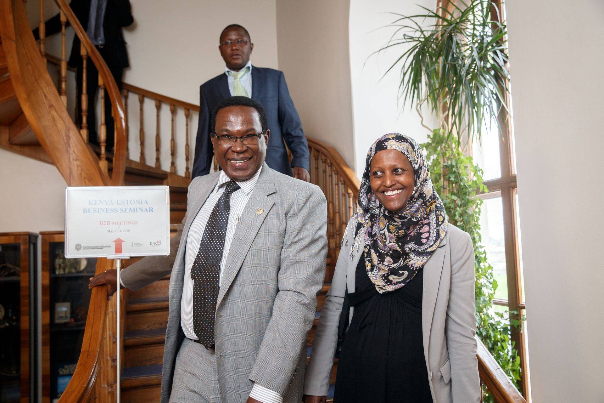Shukri Mohamud Farah (paremal) otsib oma firmale Tausi Kenya Fair Trade Eestist koostööpartnereid, David Nguro (vasakul) tutvustab Keenia turismiäri.