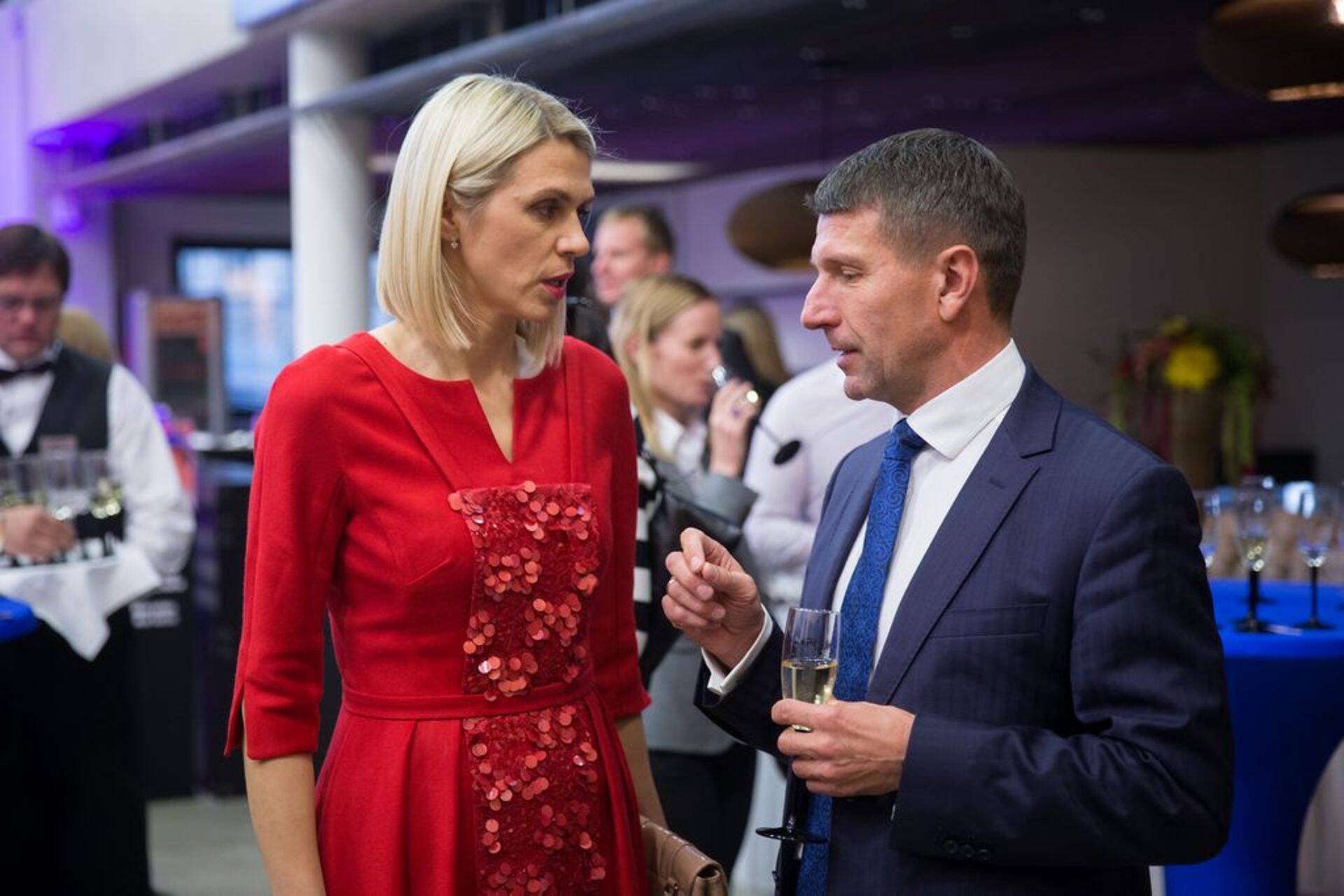 Majandusminister Urve Palo (vasakul) tahab 10 aastaks sõlmida lepingu Ain Kaljuranna juhitava Tallinna Sadamaga, kes küsib lepingu eest riigilt dotatsiooni kokku 200 miljonit eurot.