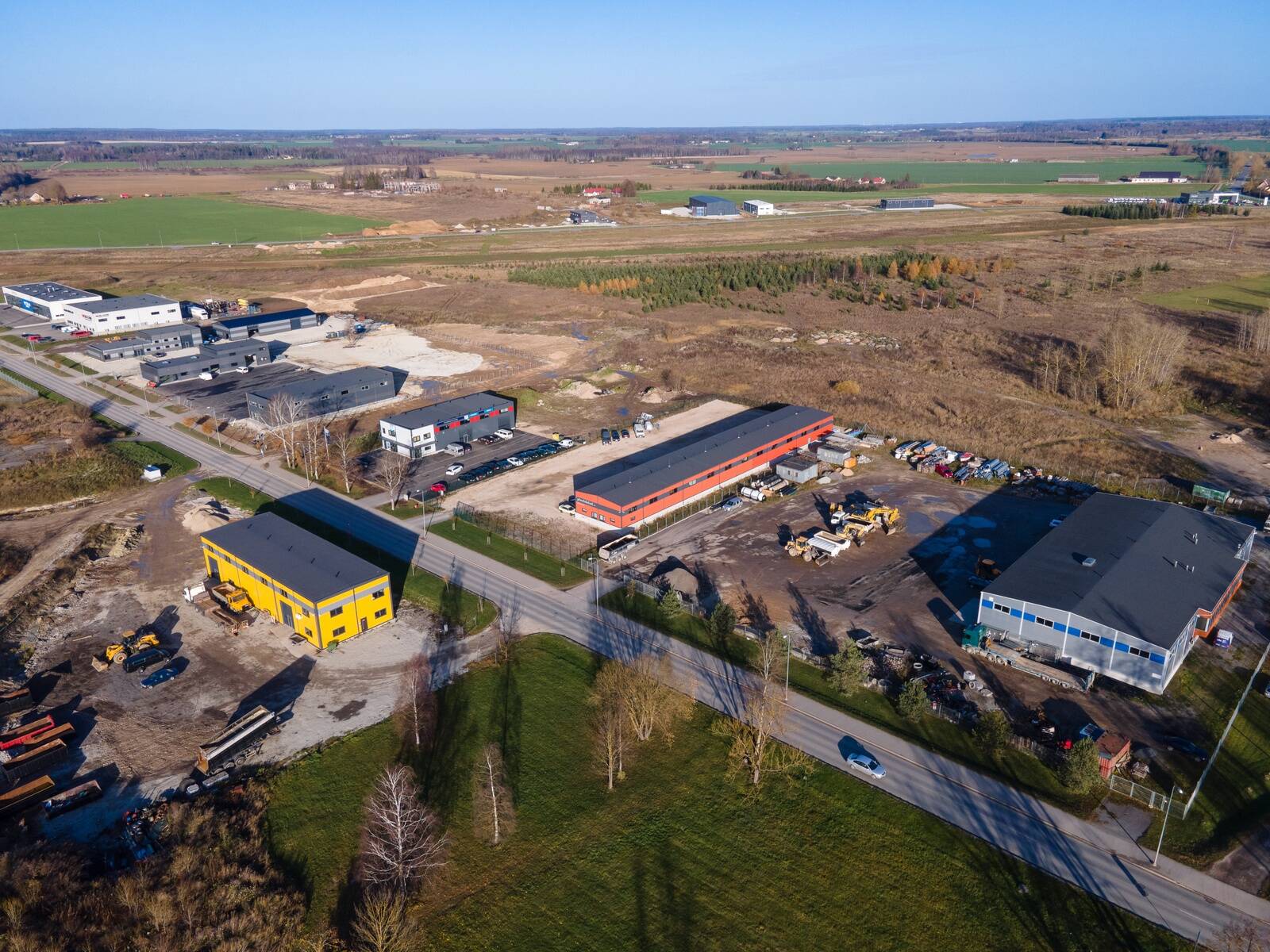 Rakveres asuv Lennuki tööstusala on üks positiivne näide ettevõtluse arendamisest Lääne-Virumaal. Nüüd plaanitakse maakonna erinevatesse piirkondadesse rajada kolm uut tööstusala, et maandada ettevõtjatele planeerimisega seotud riskid. Fotol on Lennuki tööstusala arendus neli aastat tagasi.