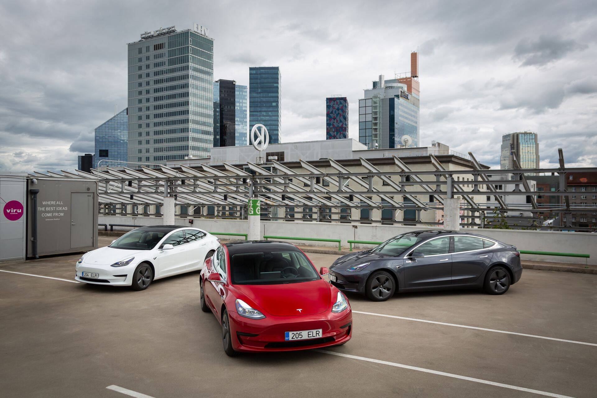 ELMO Rendi uued Tesla Model 3 autod.