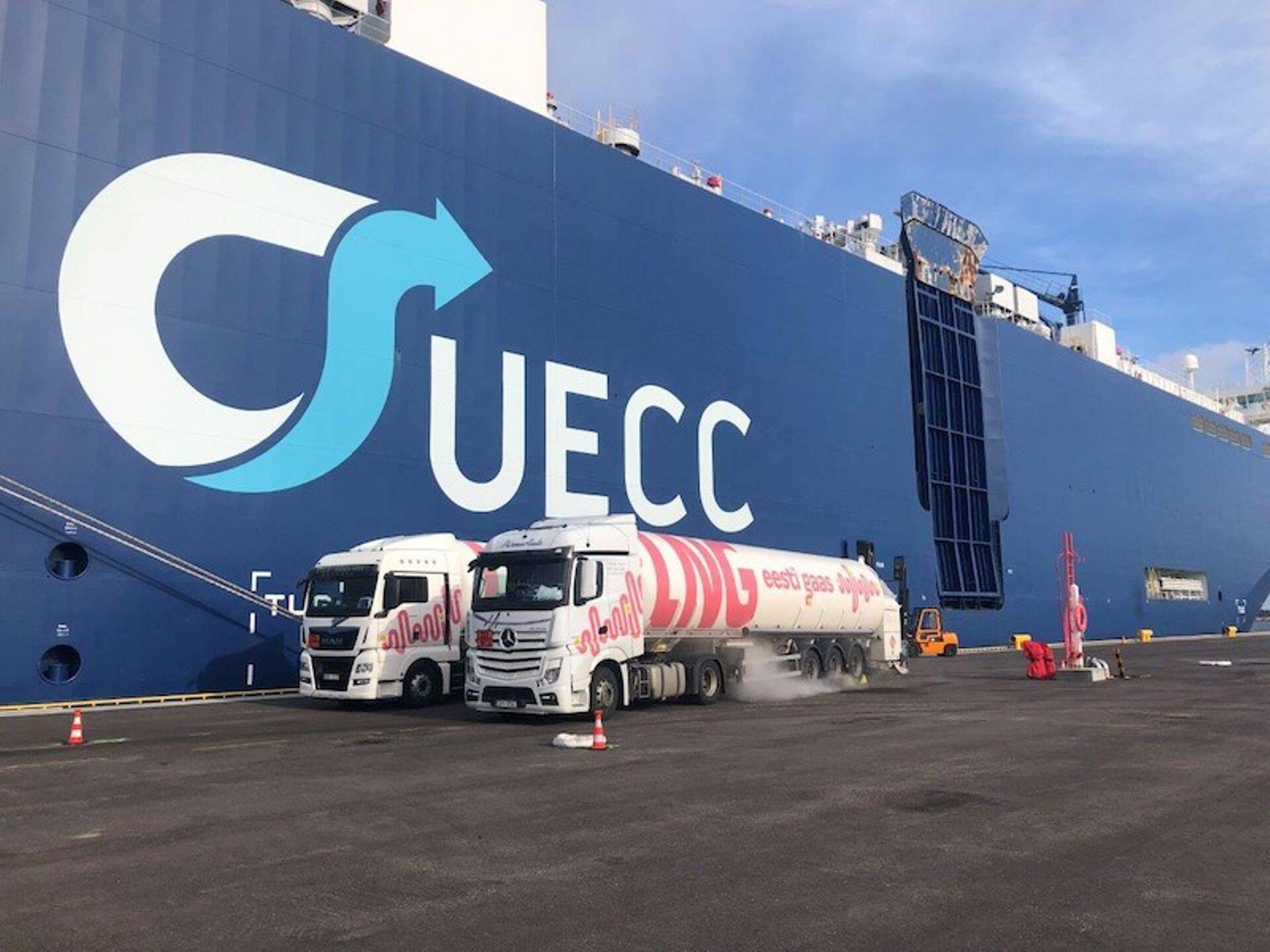 Alused, mida Eesti Gaas punkerdama hakkas, on maailma suurimad sõidukite lühimaatranspordi laevad Auto Energy ja Auto Eco, millest kumbki võtab peale 4000 sõidukit.