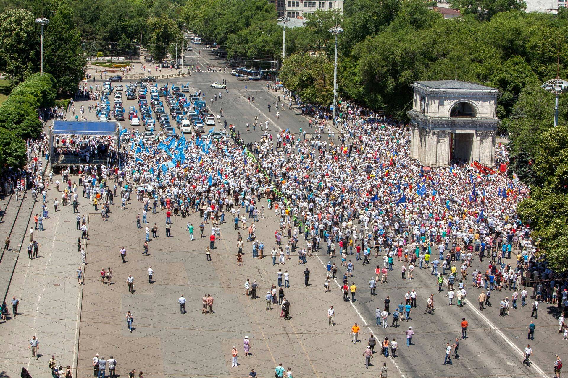 Valitsusvastane protest 7. juunil Chisinaus, kus rahvas nõudis korrumpeerunud ametnike töölt kõrvaldamist, ajakirjandusvabadust ja pankadest röövitud raha tagastamist.