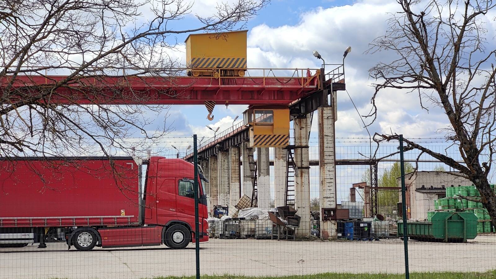 Металлургический завод не останавливал работу во время пожара: плавильные печи расположены в другом помещении.