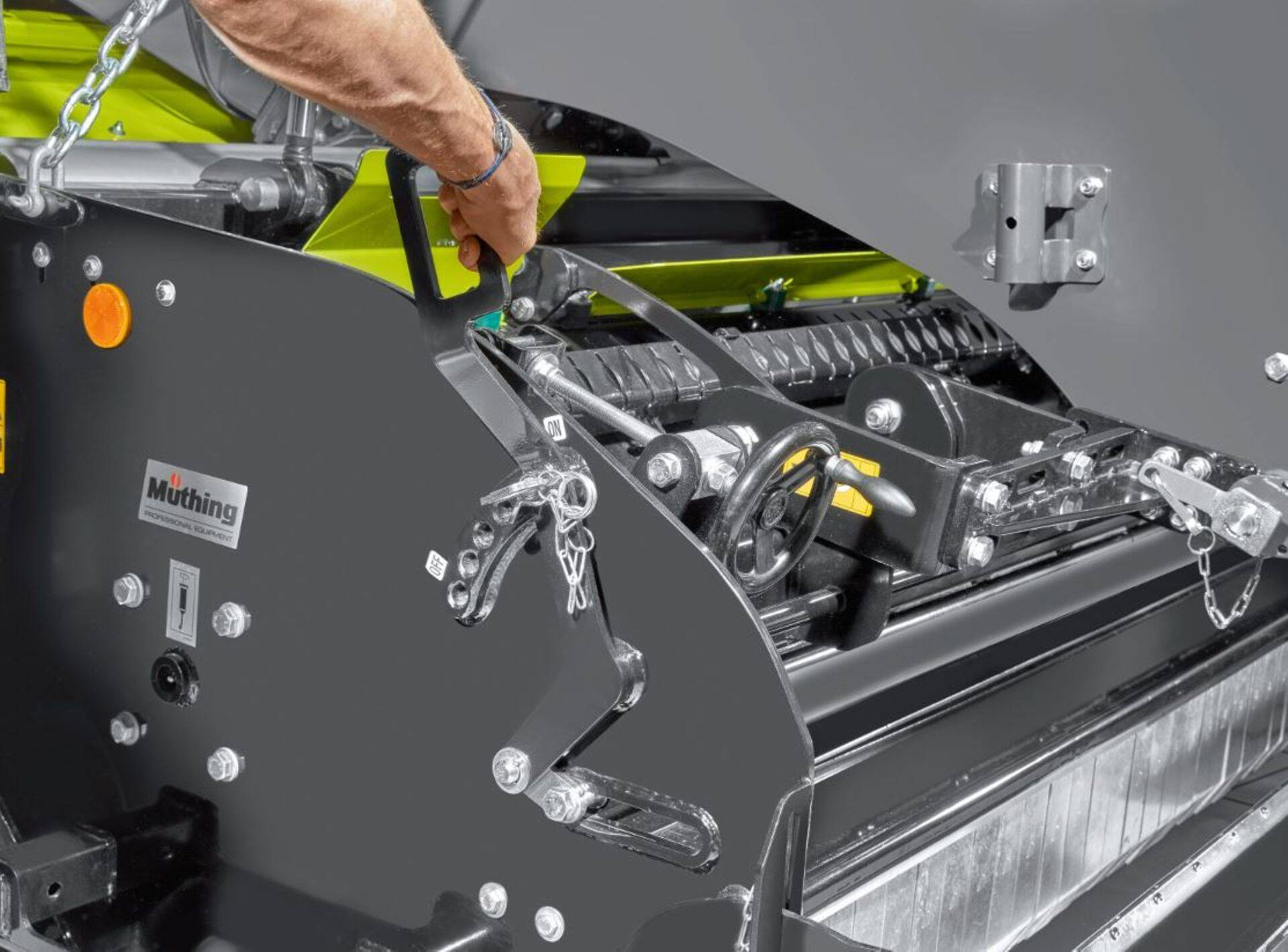 Alates mudeliaastast 2023 on võimalik varustada mudelid QUADRANT 5200 ja 5300 tehases Müthingi esiripphekseldiga.