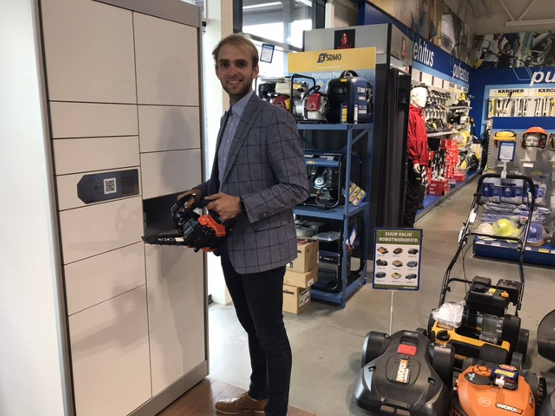 Stokker paigaldas pakiautomaadid, kust kliendid saavad kätte e-poest tellitud kauba.