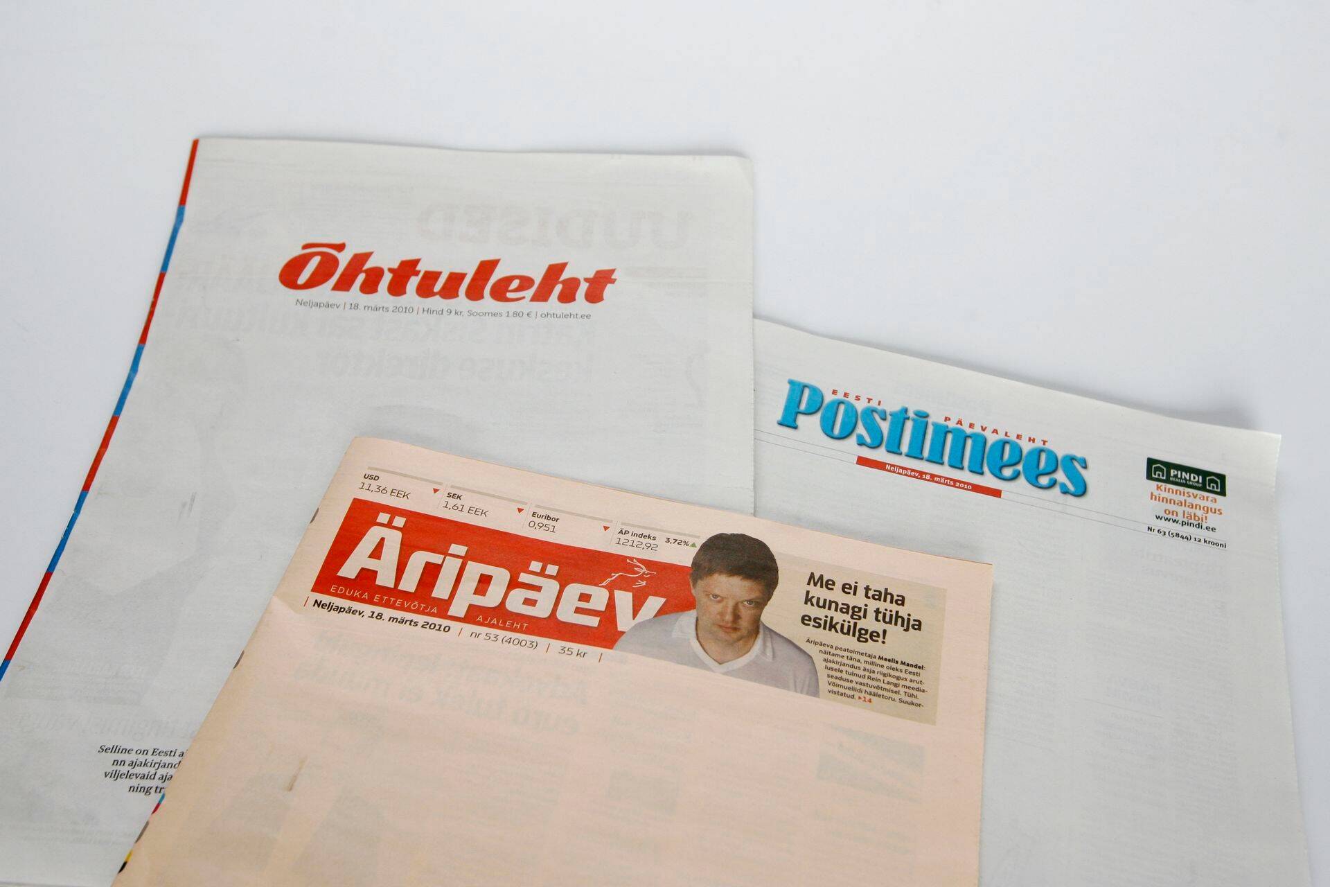 Viis üleriigilist ajalehte protesteerisid 2010. aasta märtsis tollase justiitsminister Rein Langi algatusel riigikogusse jõudnud ja mitmeid eriarvamusi tekitanud nõndanimetatud allikakaitse seaduseelnõu vastu valgete külgedega.