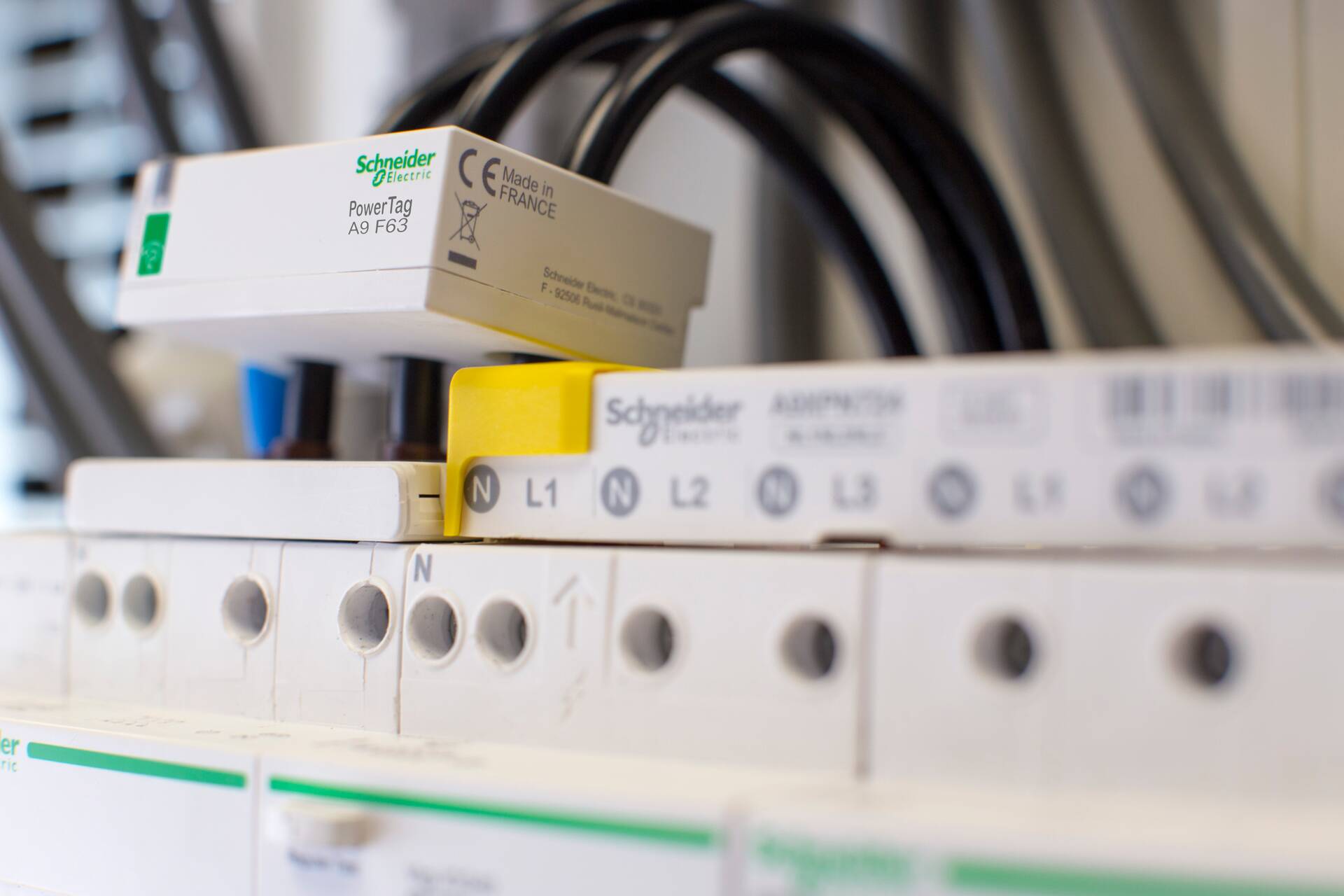 PowerTag analüüsib kodumasinate või pistikupesade elektritarbimist ning saadab kogu teabe interneti kaudu omaniku nutiseadmesse. Nii saab reaalajas infot elektrisüsteemi anomaaliate, sisselülitatud seadmete ja elektrikatkestuste kohta. Lihtsa rakenduse kaudu saab jälgida oma energiakasutust, määrata meeldetuletusi ning teateid ja soovi korral ka elektrikilpi distantsilt juhtida.