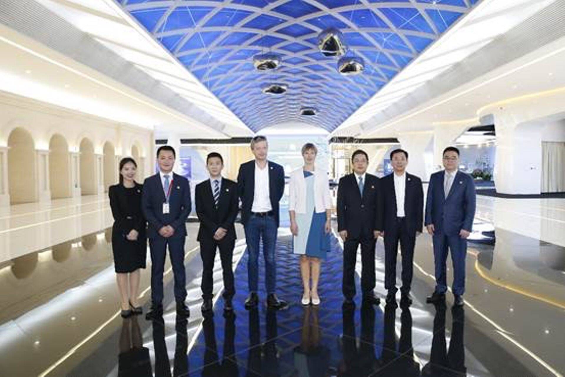 President Kersti Kaljulaid kohtumas Pekingis Huawei juhtidega.