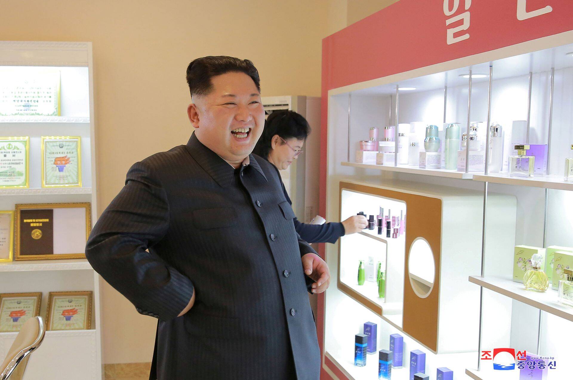 Kim Jong Un külastamas Põhja-Korea kosmeetikatootjat.