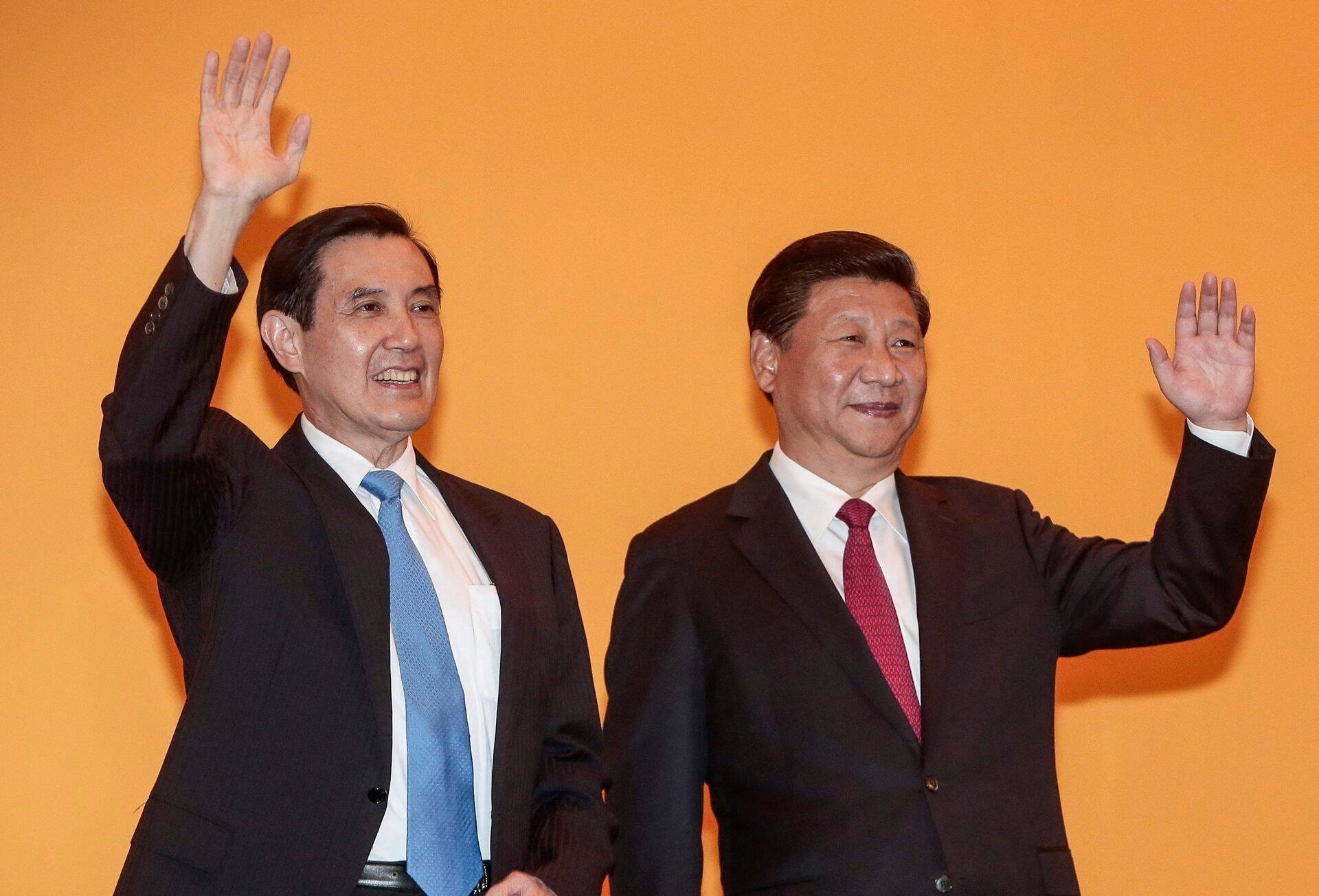 Taiwani president Ma Ying-jeou (vasakul) ja Hiina president Xi Jinping (paremal) eile Singapuris peetud kohtumisel