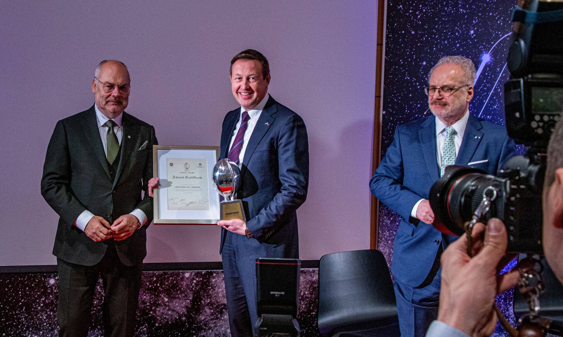 Auhinna üleandmine Riias: Eesti president Alar Karis, Omniva juht Mart Mägi ja Läti president Egils Levits.