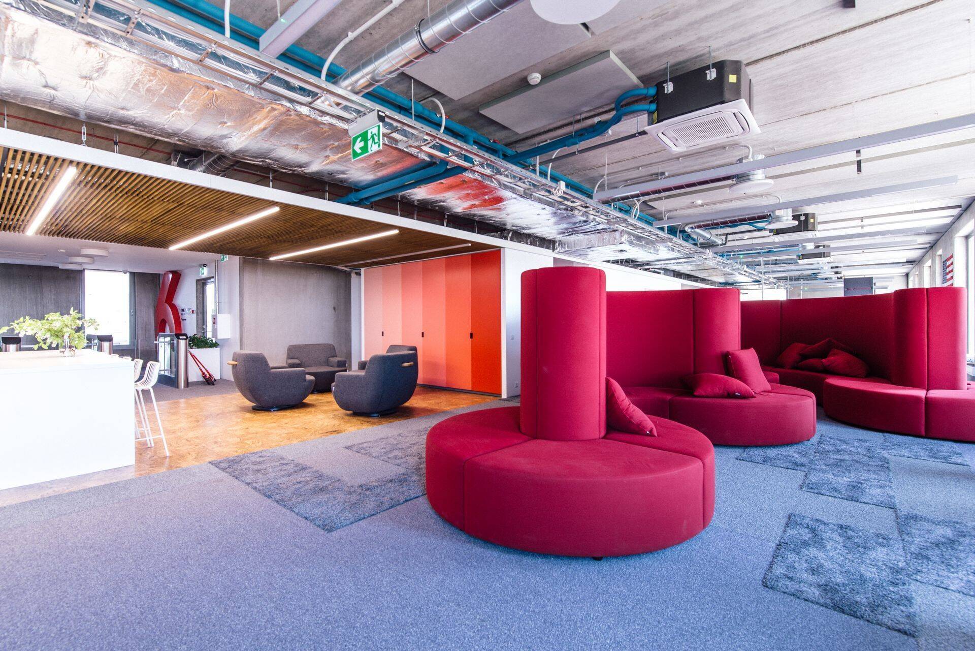 Köögi kõrval lookleb usjas helisummutava seljatoega diivan.