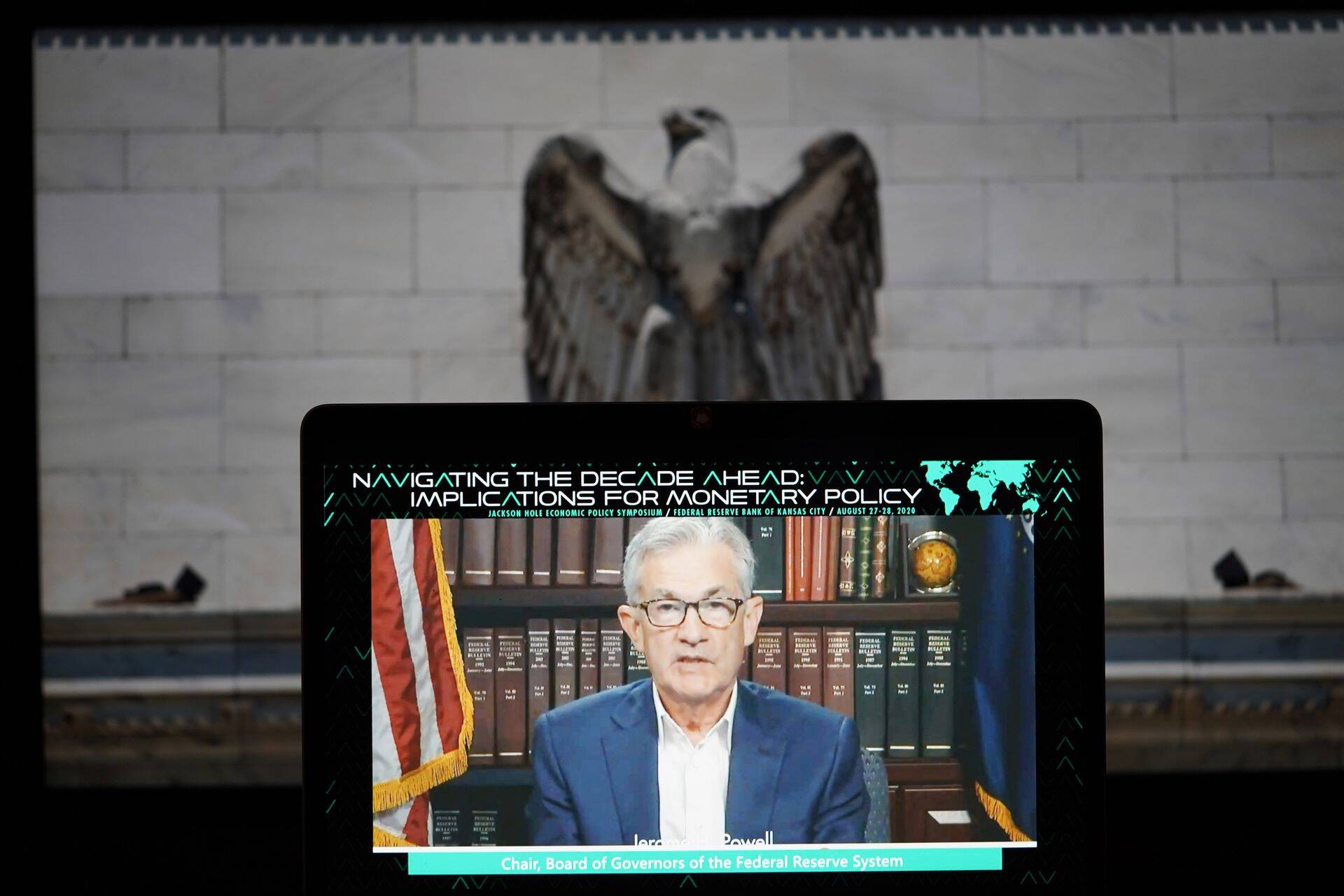 Föderaalreservi juht Jerome Powell tahab USA majanduse päästmiseks hoida aastaid intressimäärasid madalal, mis seab omakorda surve alla Euroopa rahapoliitikat mõjutava Euroopa Keskpanga.
