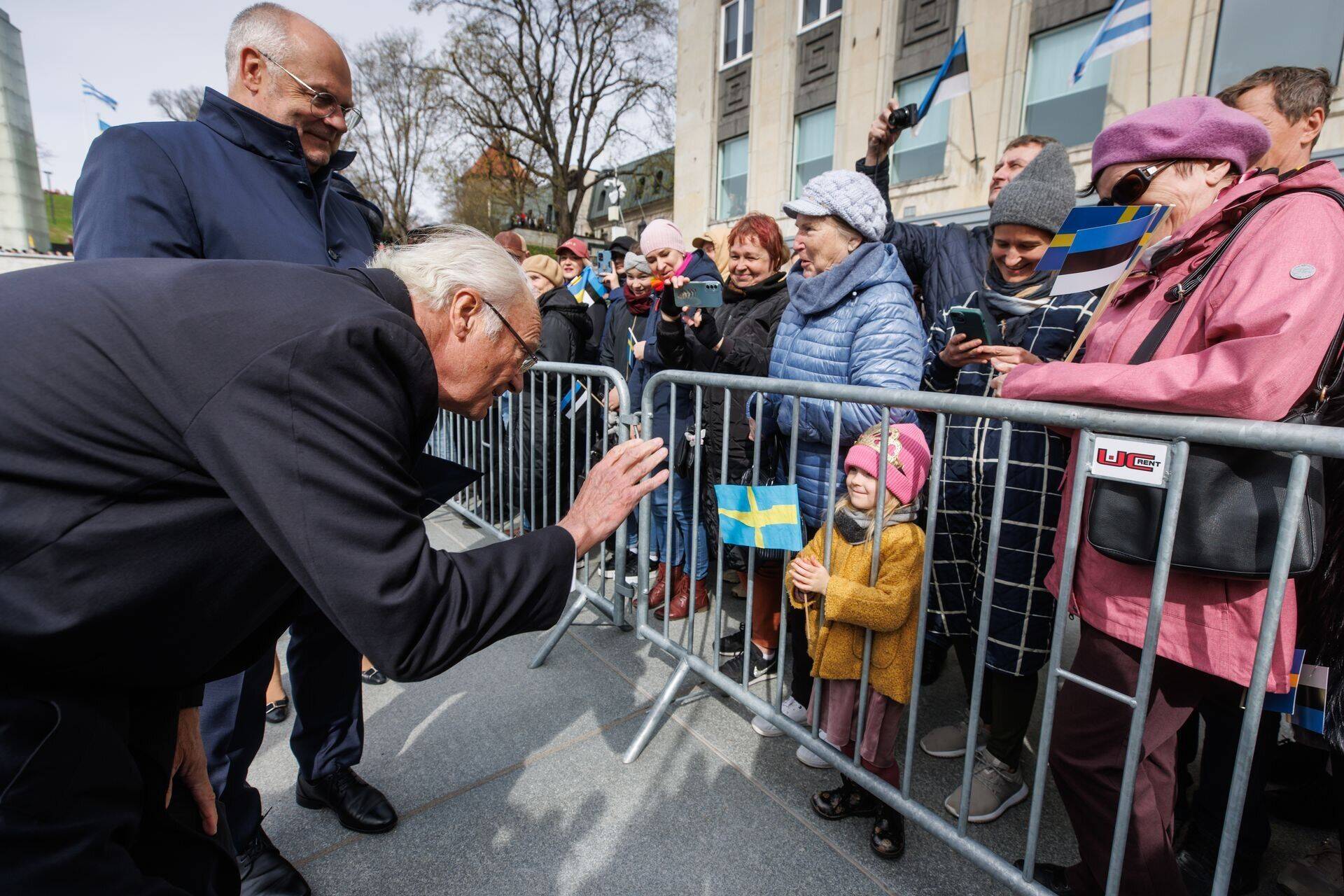 Король Швеции Карл XVI Густав приветствует собравшихся на площади Вабадузе.