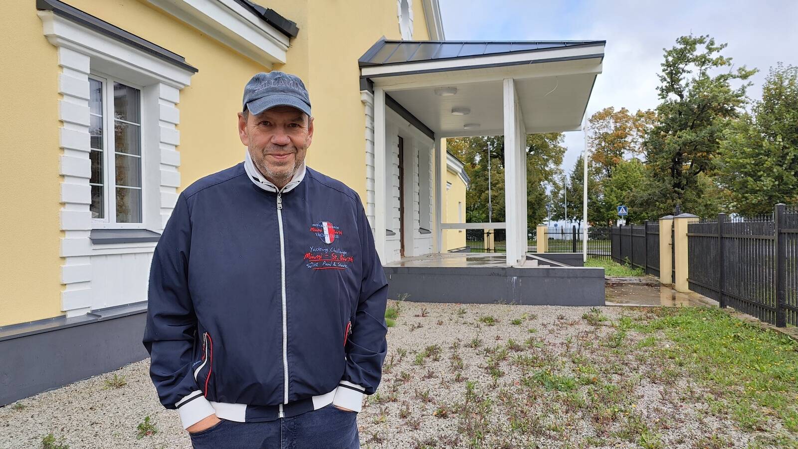 Герман Венгервельд на фоне своего отеля. Внешние строительные работы здесь завершены, остались внутренние. Но по поводу трех частей будущего отеля предприниматель и городские власти ведут споры.