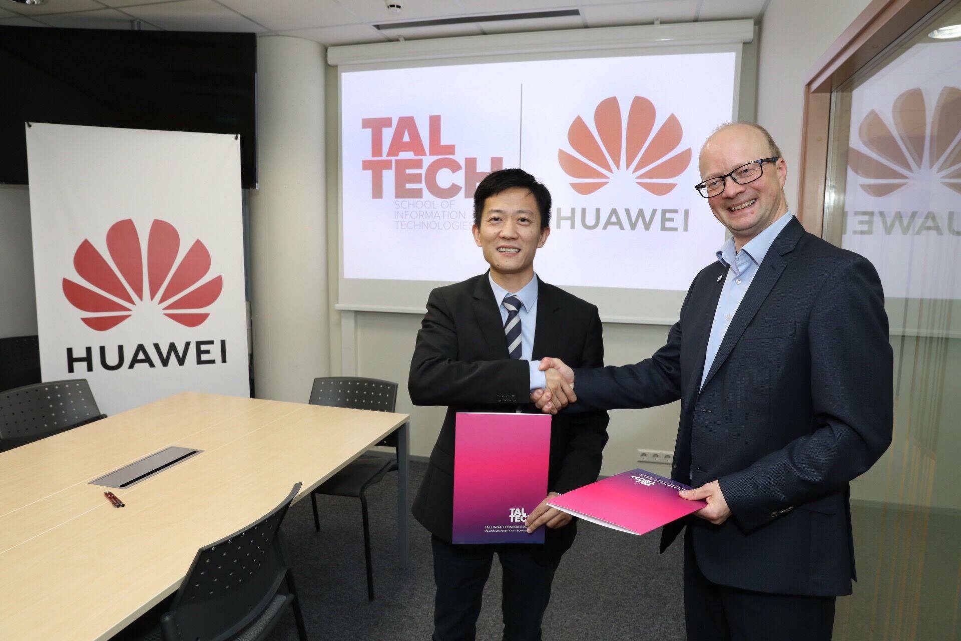 Memorandumi allkirjastasid TalTechi infotehnoloogia teaduskonna dekaan Gert Jervan ning Huawei Balti regiooni juht Ricky Chen.
