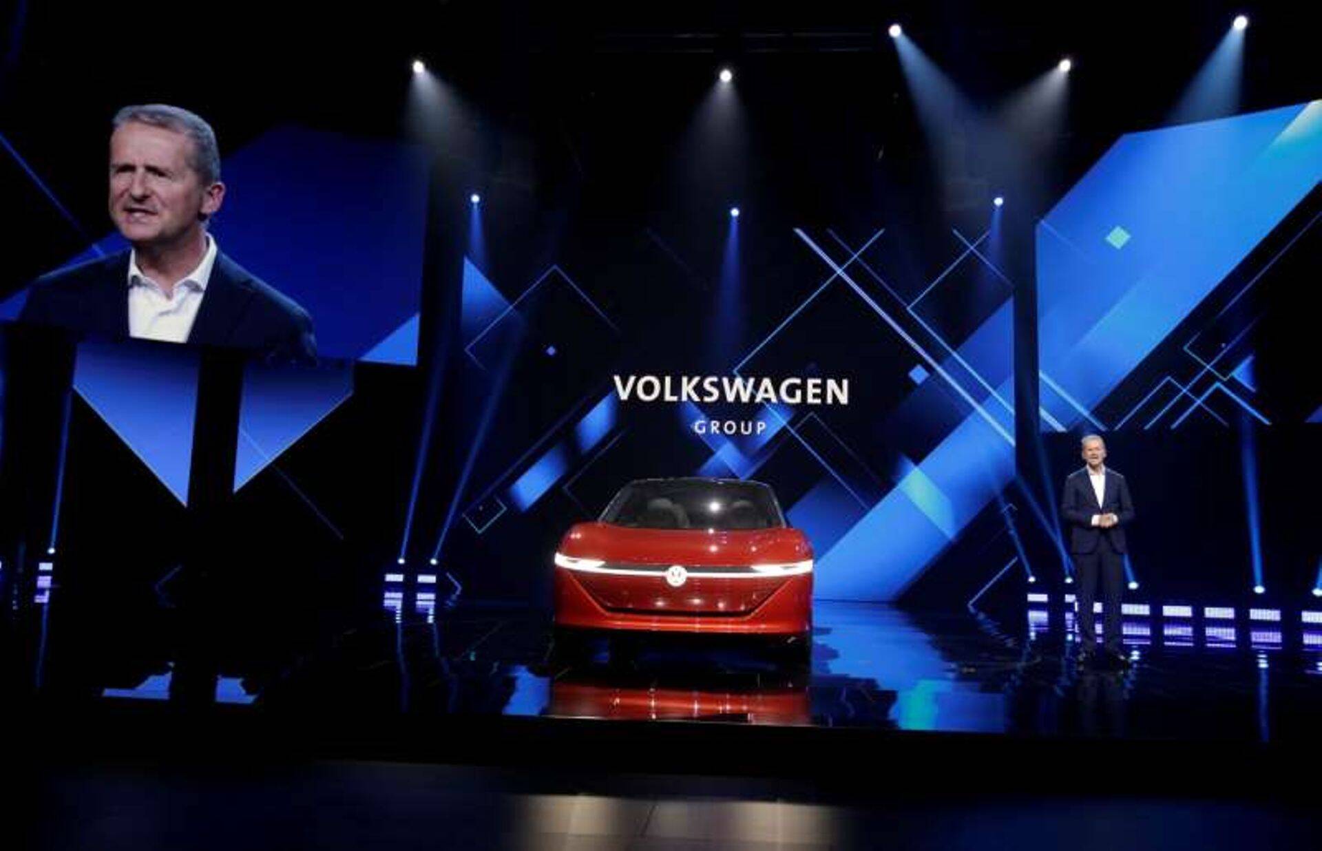 Volkswageni tegevjuht Herbert Diess pekingis uut kontseptautot esitlemas.