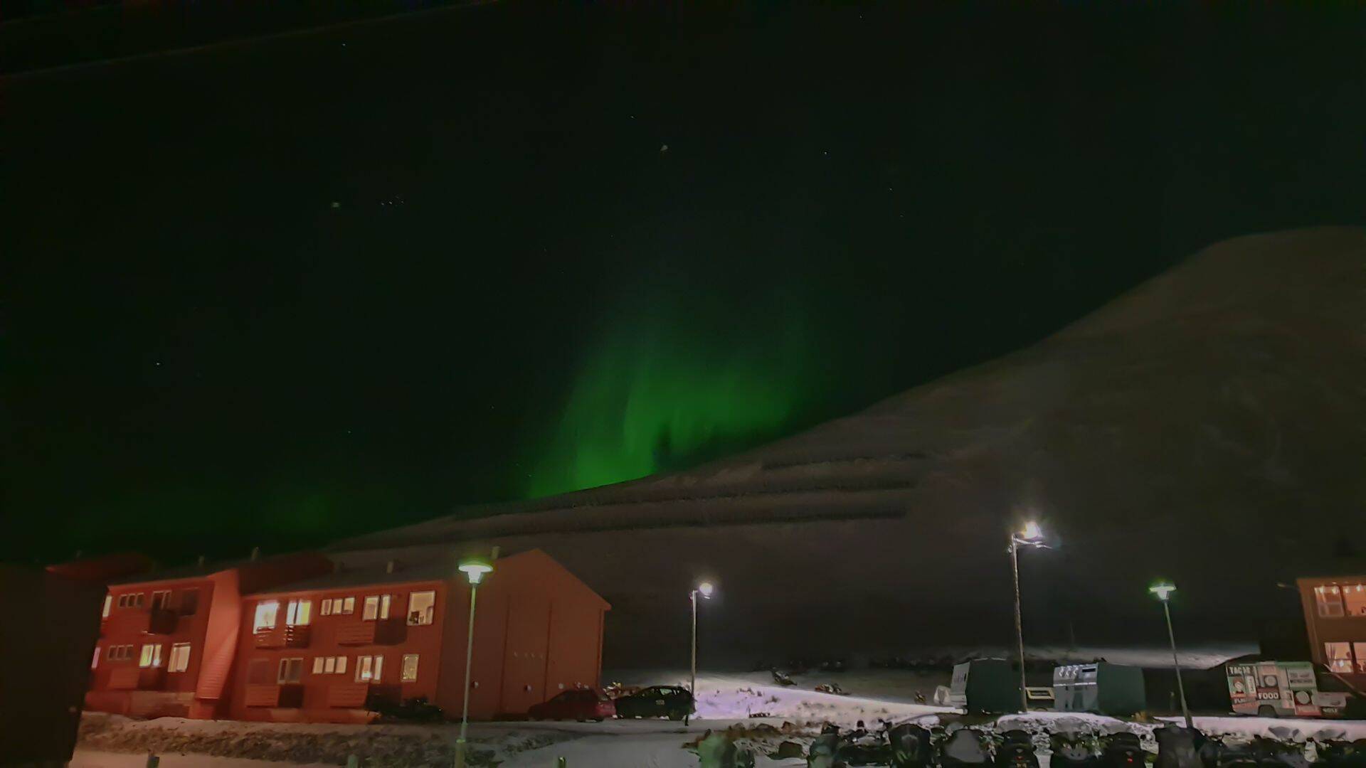 Eemal linnast ja tuledest on suur võimalus näha põhjapõtru, rebaseid ja teisi loomi, kuid kindlasti näeb võimast tähesära ning meile tantsisid ka maagilised virmalised.