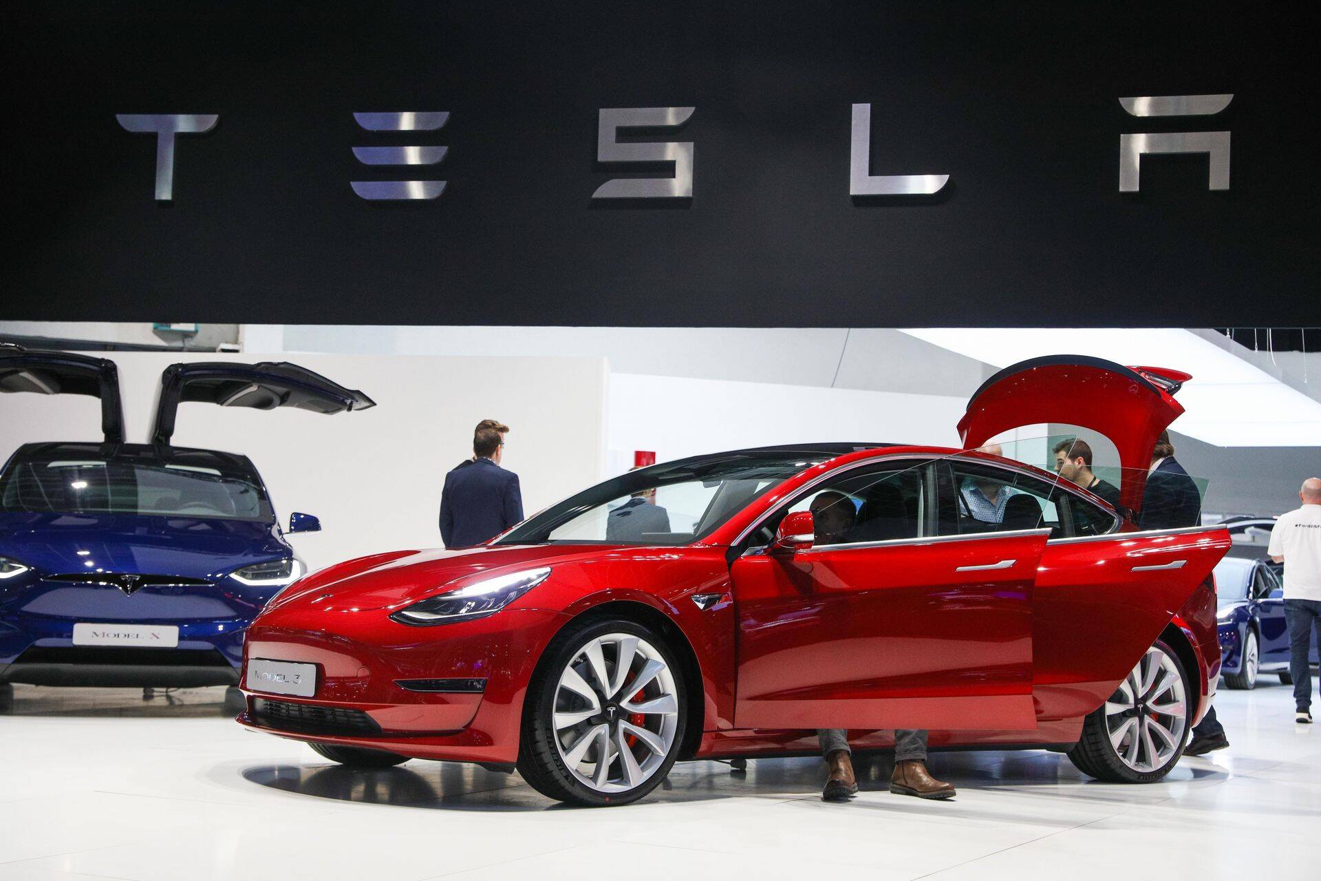 Kaupleja Alex kaalub Tesla aktsiatega spekuleerimist.