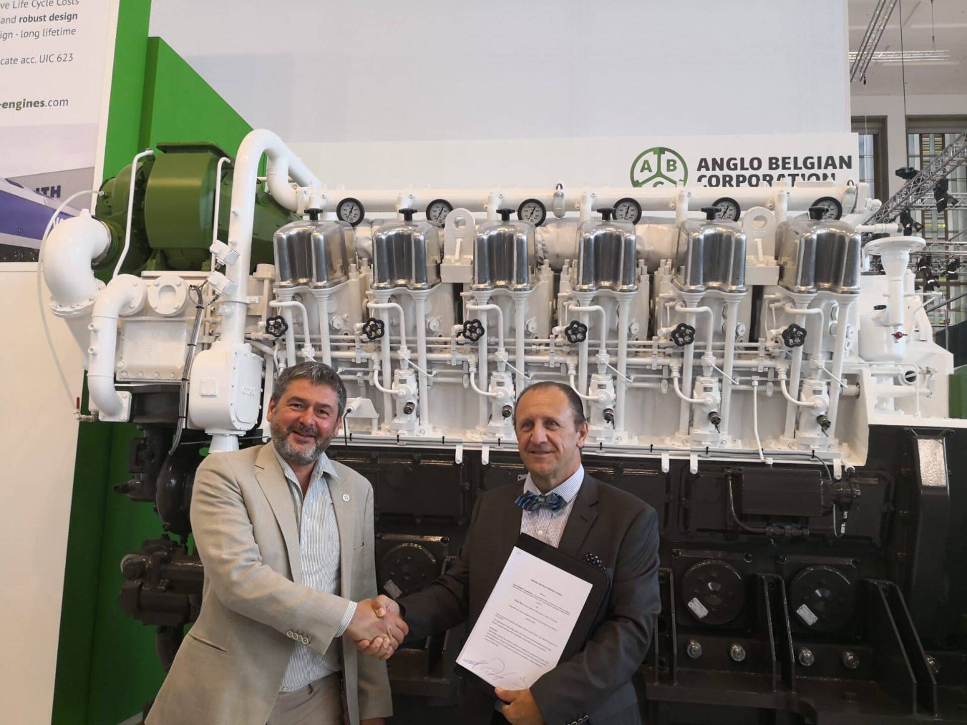 Oleg Ossinovski Berliini messil lepingut sõlmimas.