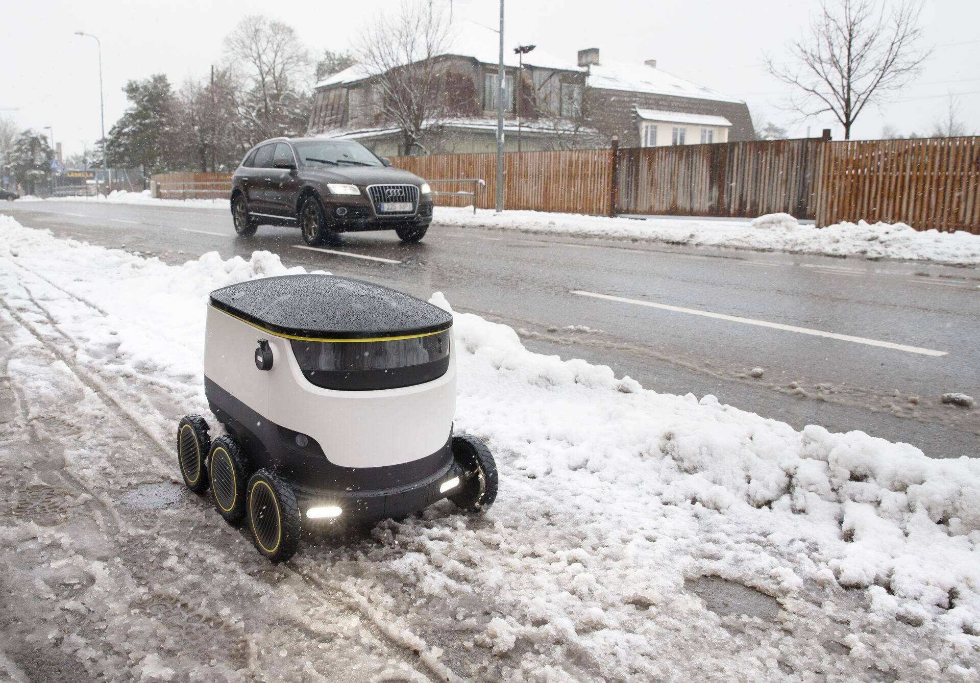 Peatselt algavad iseliikuva pakiroboto kommertstestid.