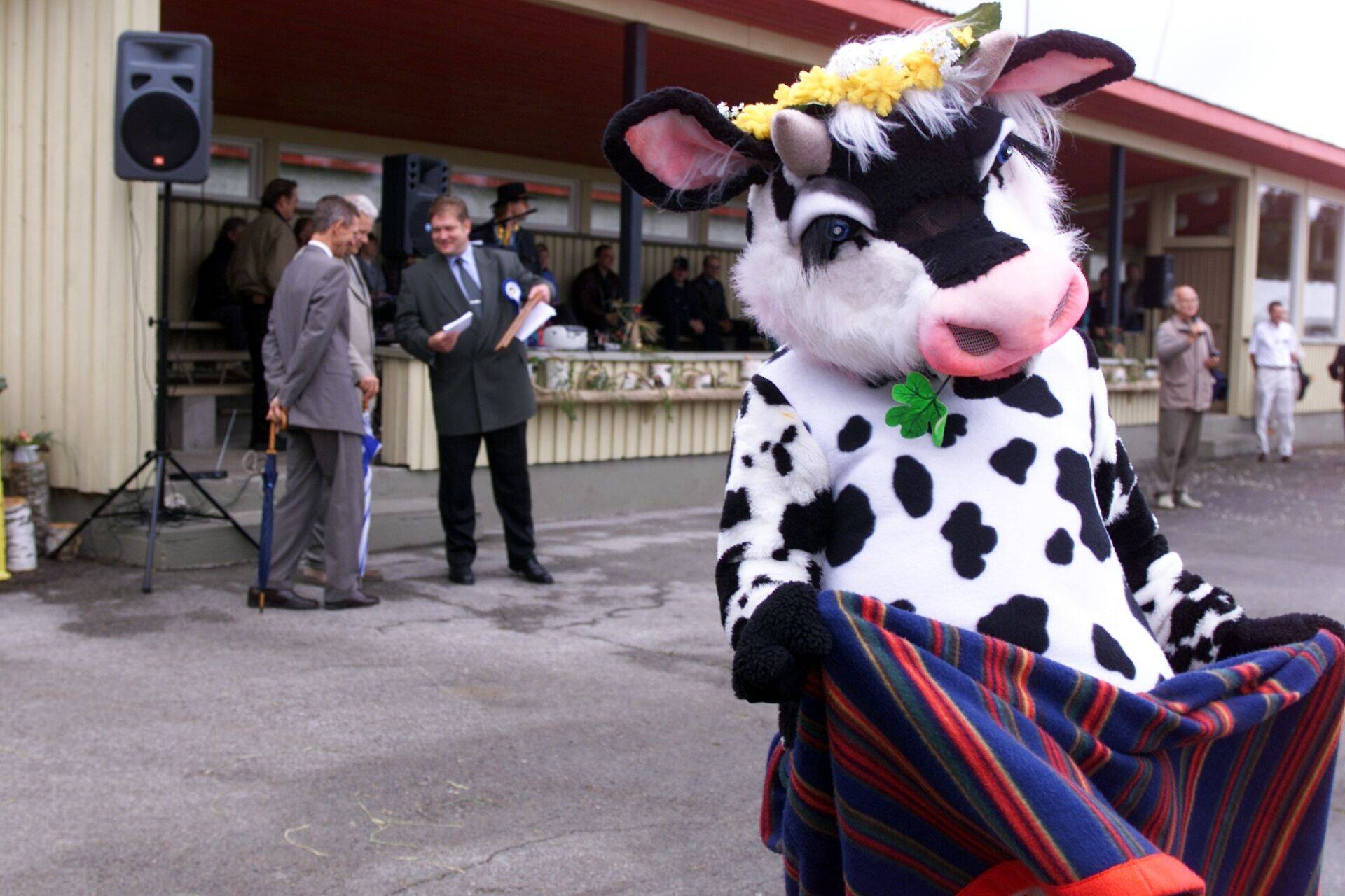 Looma-, linnu- ja viljanäitus Harjumaal Luige baasis aastal 2001. Lava ees ajab asju tolleaegne põllumajandusminister Ivari Padar