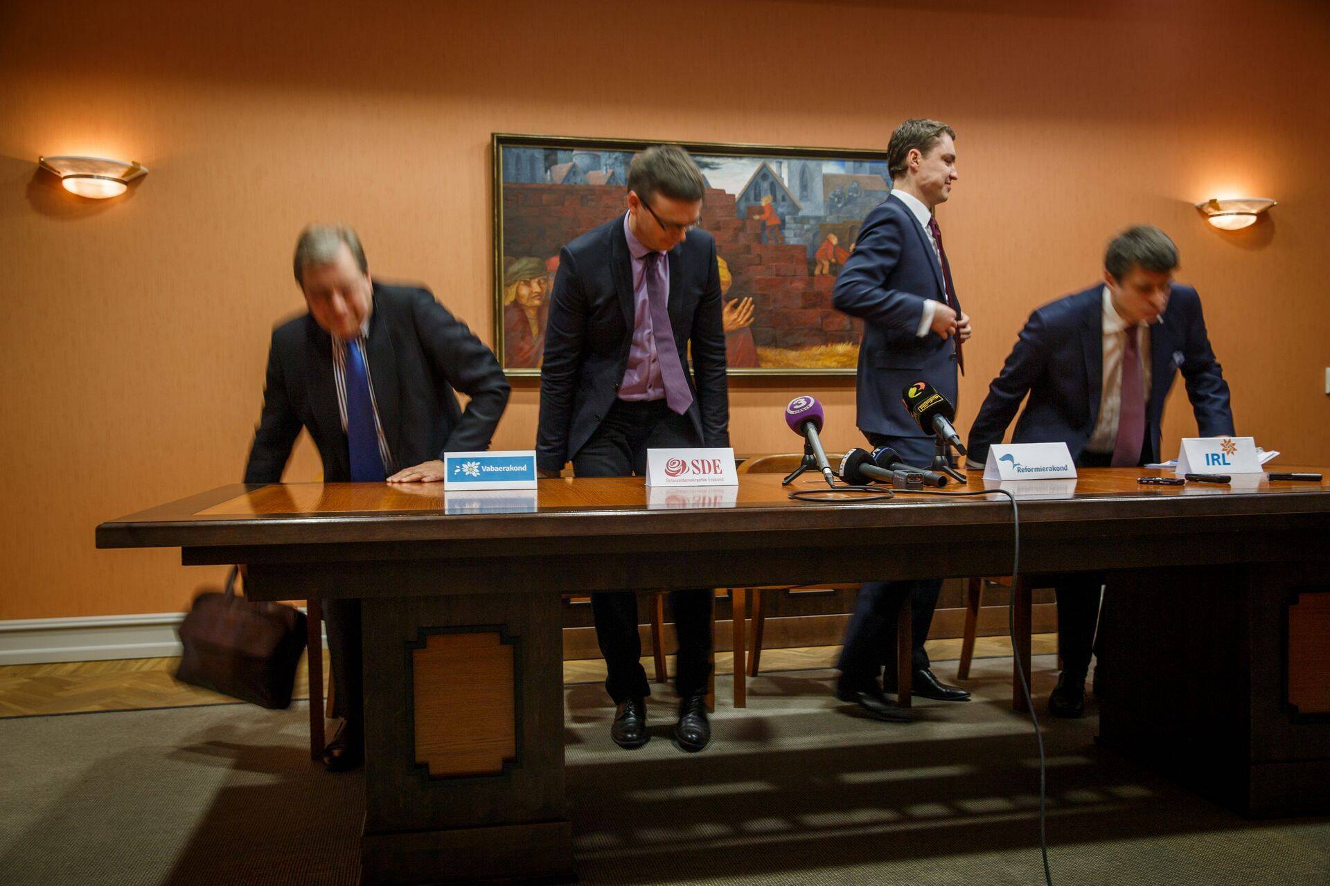 Koalitsiooni läbirääkimiste pressikonverents.
Andres Herkel (Vabaerakonna esimees)
Sven Mikser (Sotsiaaldemakraatide juht)
Taavi Rõivas (Peaminister)
Urmas Reinsalu (IRL)