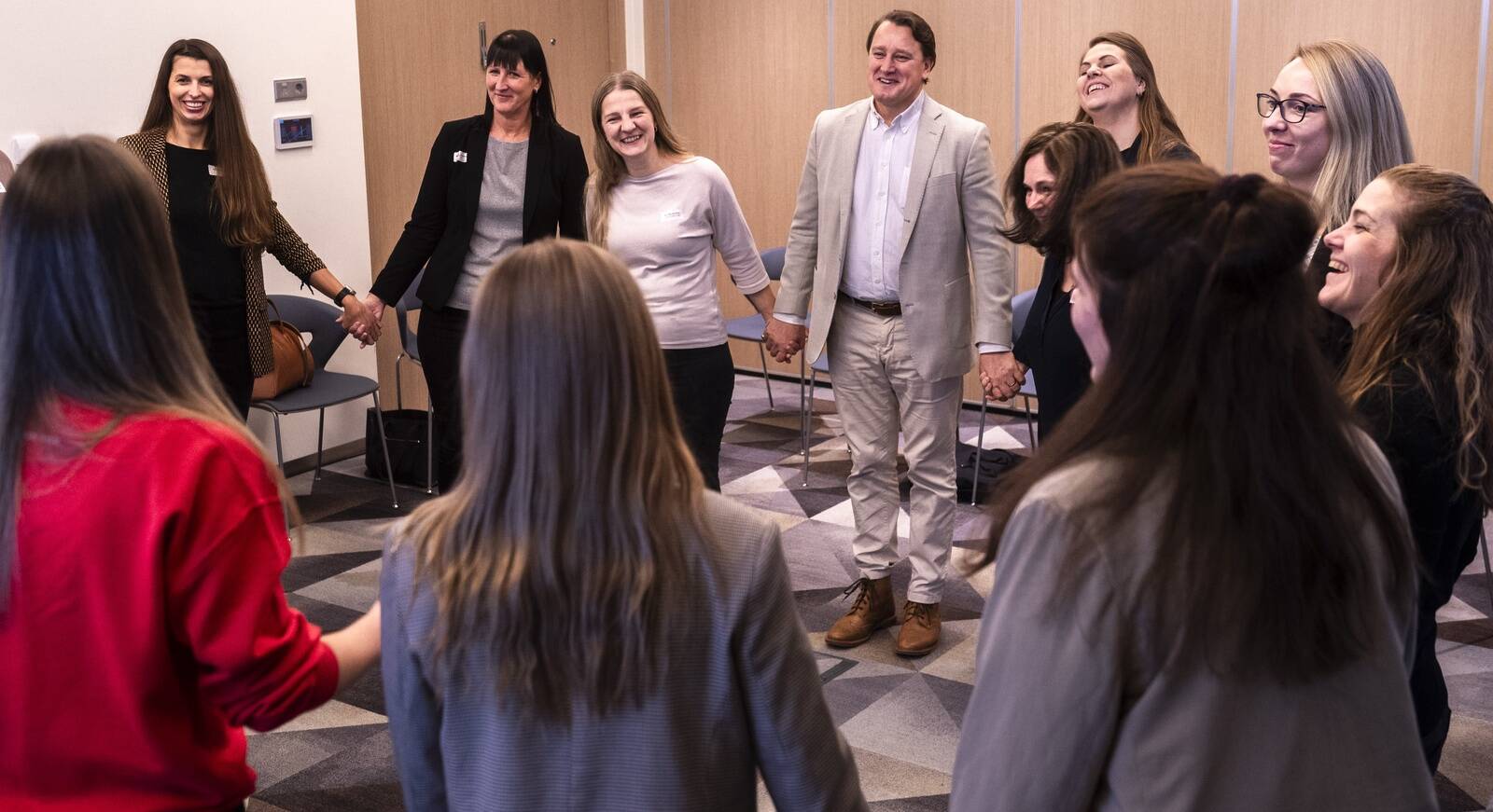 Aasta koolitaja 2024 on Jaanus Kangur (pildil heledas ülikonnas).